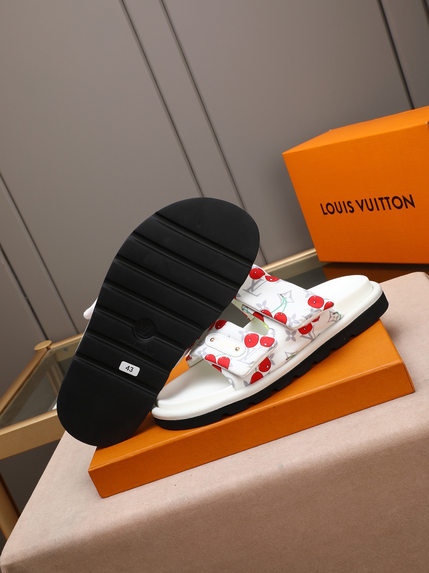 LV 高仿 白色提花Monogram拖鞋 高端厚底休閒一字拖| 13 LV 高仿 白色提花Monogram拖鞋 高端厚底休閒一字拖
