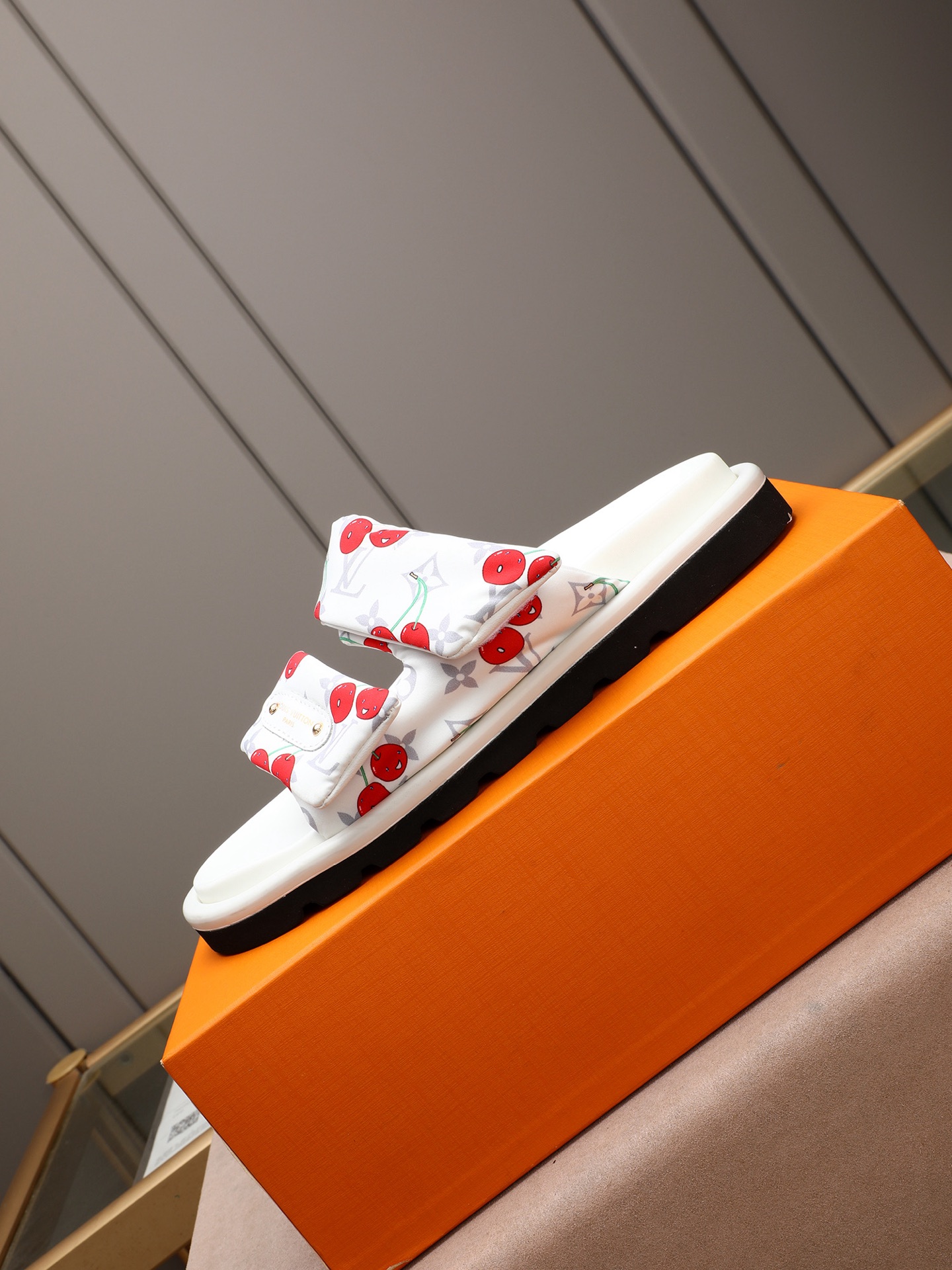 LV 高仿 白色提花Monogram拖鞋 高端厚底休閒一字拖| 10 LV 高仿 白色提花Monogram拖鞋 高端厚底休閒一字拖