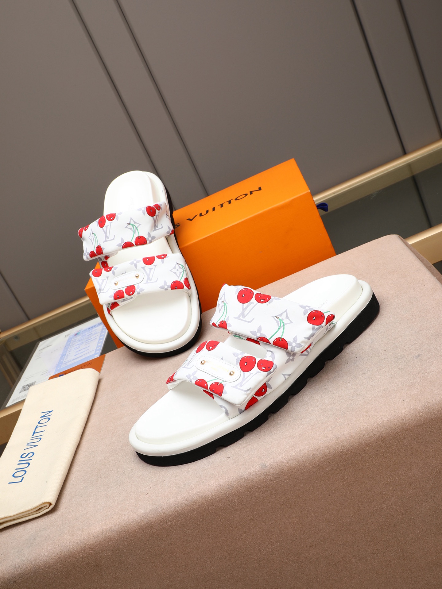 LV 高仿 白色提花Monogram拖鞋 高端厚底休閒一字拖| 7 LV 高仿 白色提花Monogram拖鞋 高端厚底休閒一字拖