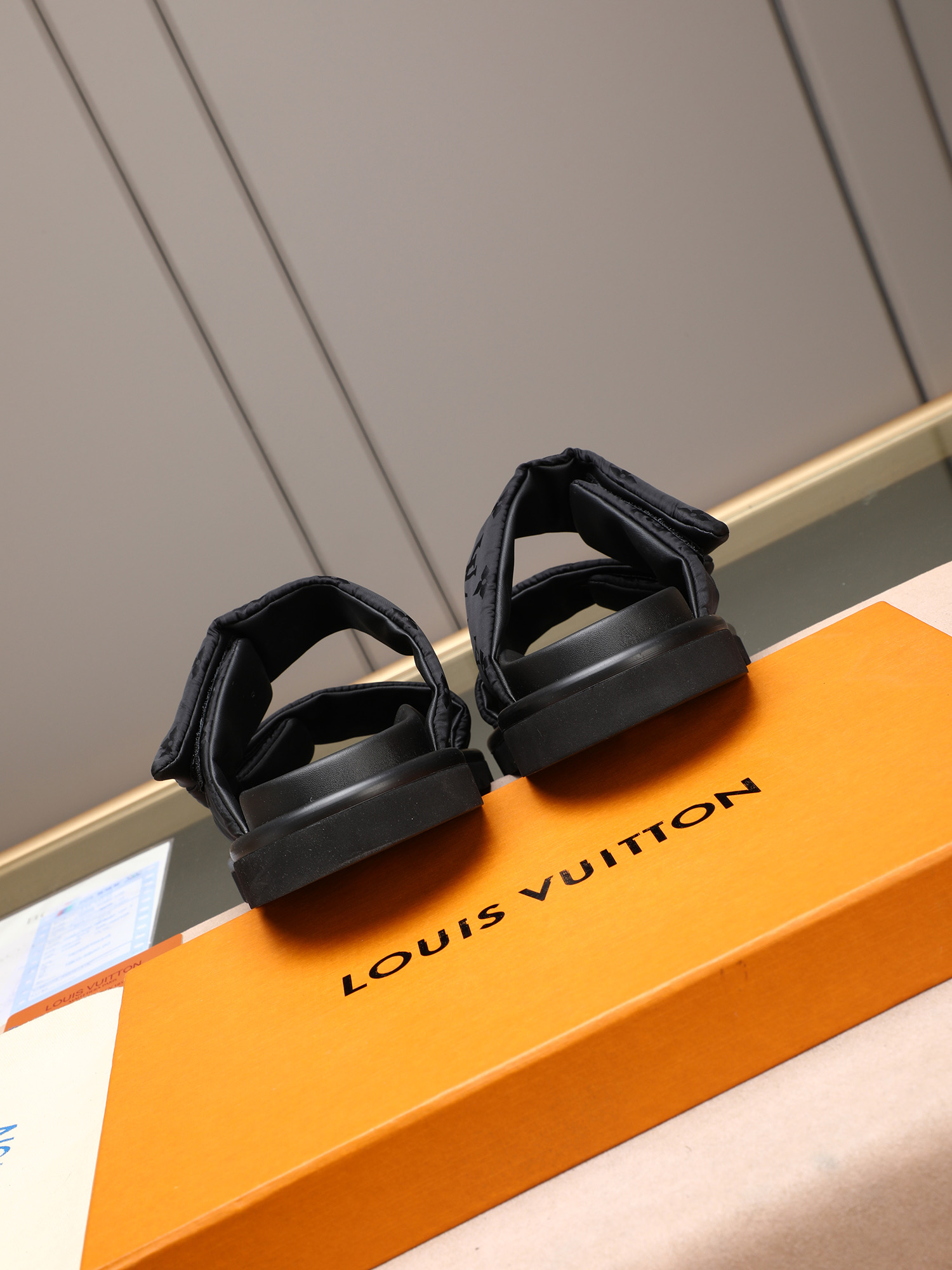 LV 原單 黑色壓紋Monogram拖鞋 高端簡約厚底一字拖| 11 LV 原單 黑色壓紋Monogram拖鞋 高端簡約厚底一字拖