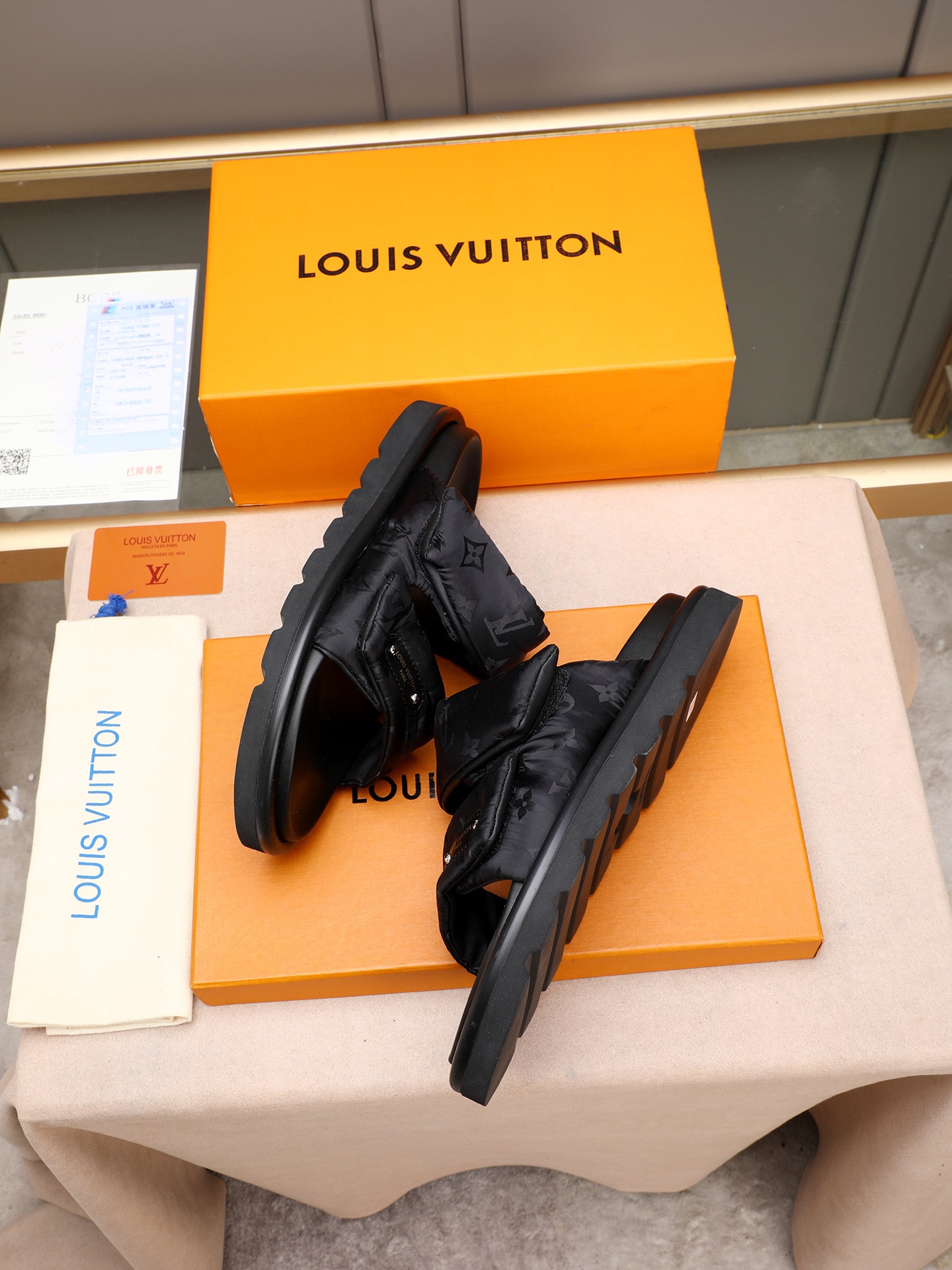 LV 原單 黑色壓紋Monogram拖鞋 高端簡約厚底一字拖| 8 LV 原單 黑色壓紋Monogram拖鞋 高端簡約厚底一字拖