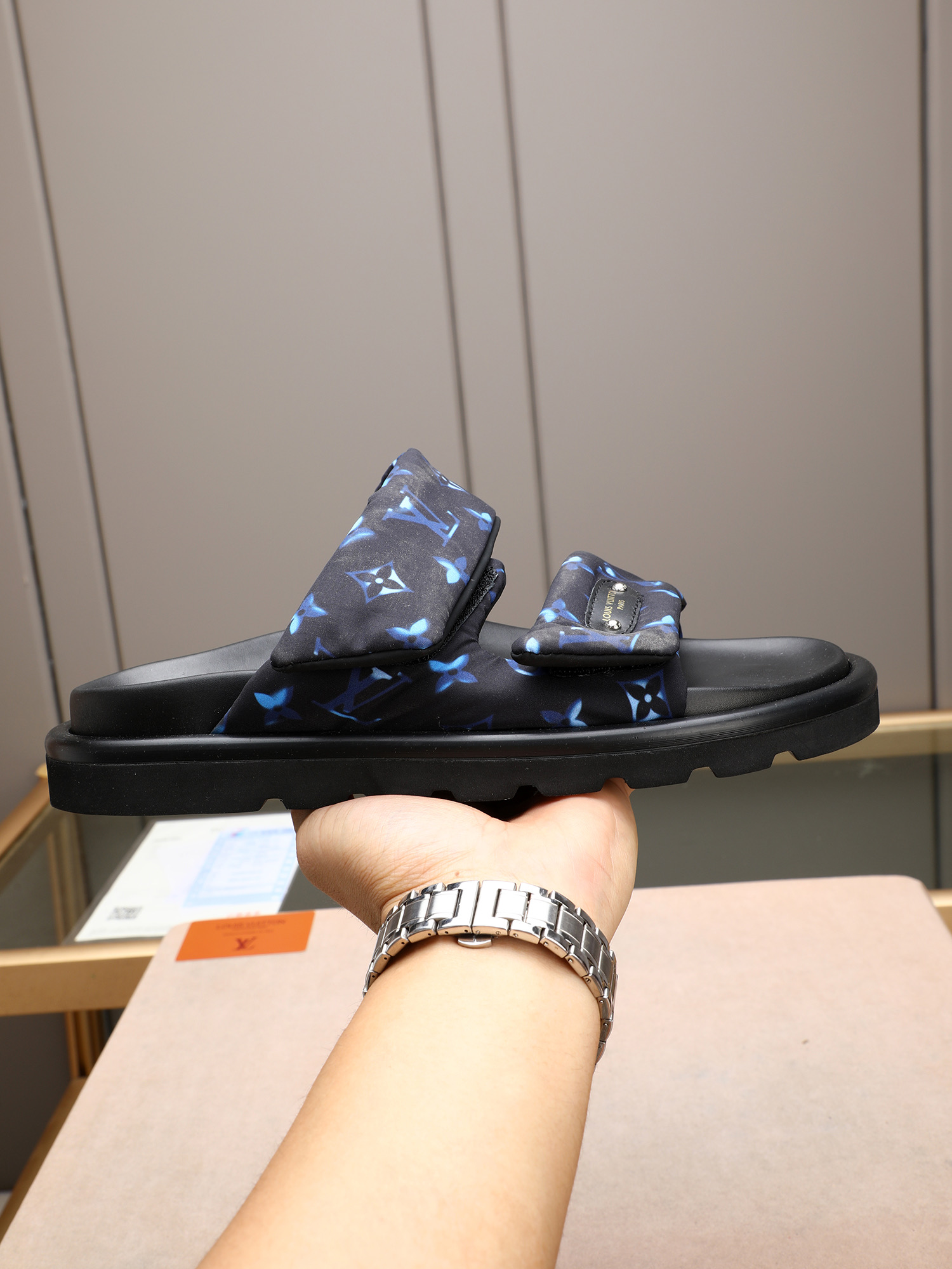 LV 高仿 蓝色Monogram拖鞋 高端時尚黑厚底休閒一字拖| 6 LV 高仿 蓝色Monogram拖鞋 高端時尚黑厚底休閒一字拖