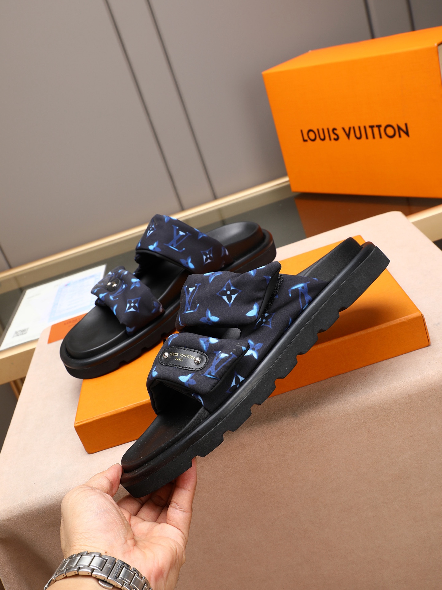 LV 高仿 蓝色Monogram拖鞋 高端時尚黑厚底休閒一字拖| 14 LV 高仿 蓝色Monogram拖鞋 高端時尚黑厚底休閒一字拖