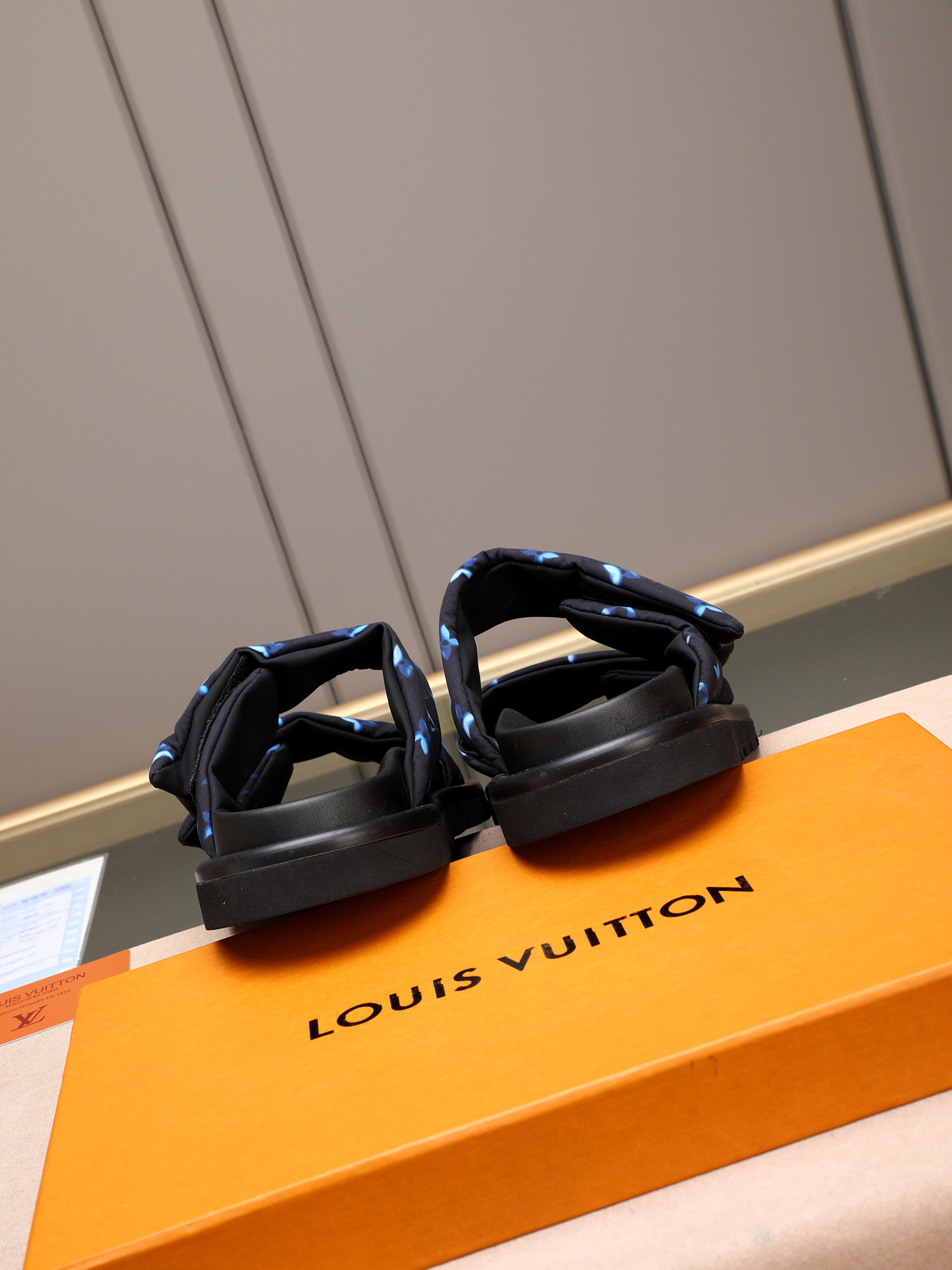 LV 高仿 蓝色Monogram拖鞋 高端時尚黑厚底休閒一字拖| 11 LV 高仿 蓝色Monogram拖鞋 高端時尚黑厚底休閒一字拖