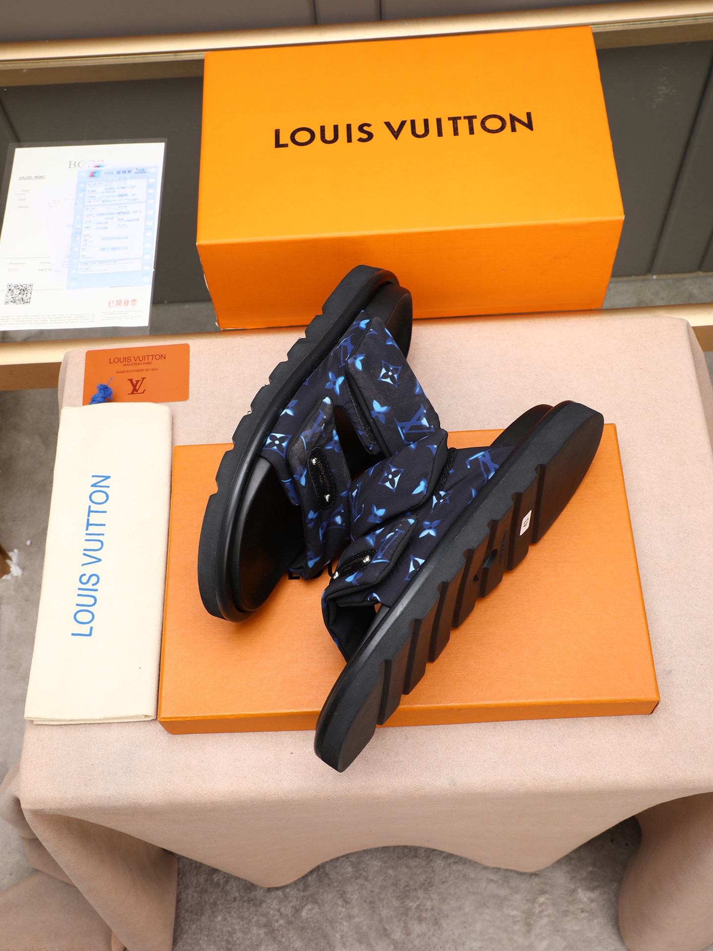 LV 高仿 蓝色Monogram拖鞋 高端時尚黑厚底休閒一字拖| 9 LV 高仿 蓝色Monogram拖鞋 高端時尚黑厚底休閒一字拖