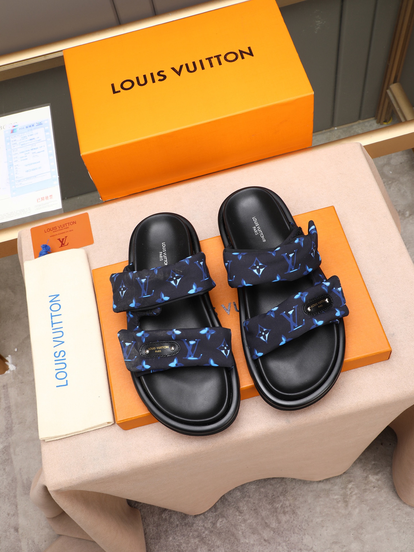 LV 高仿 蓝色Monogram拖鞋 高端時尚黑厚底休閒一字拖| 8 LV 高仿 蓝色Monogram拖鞋 高端時尚黑厚底休閒一字拖