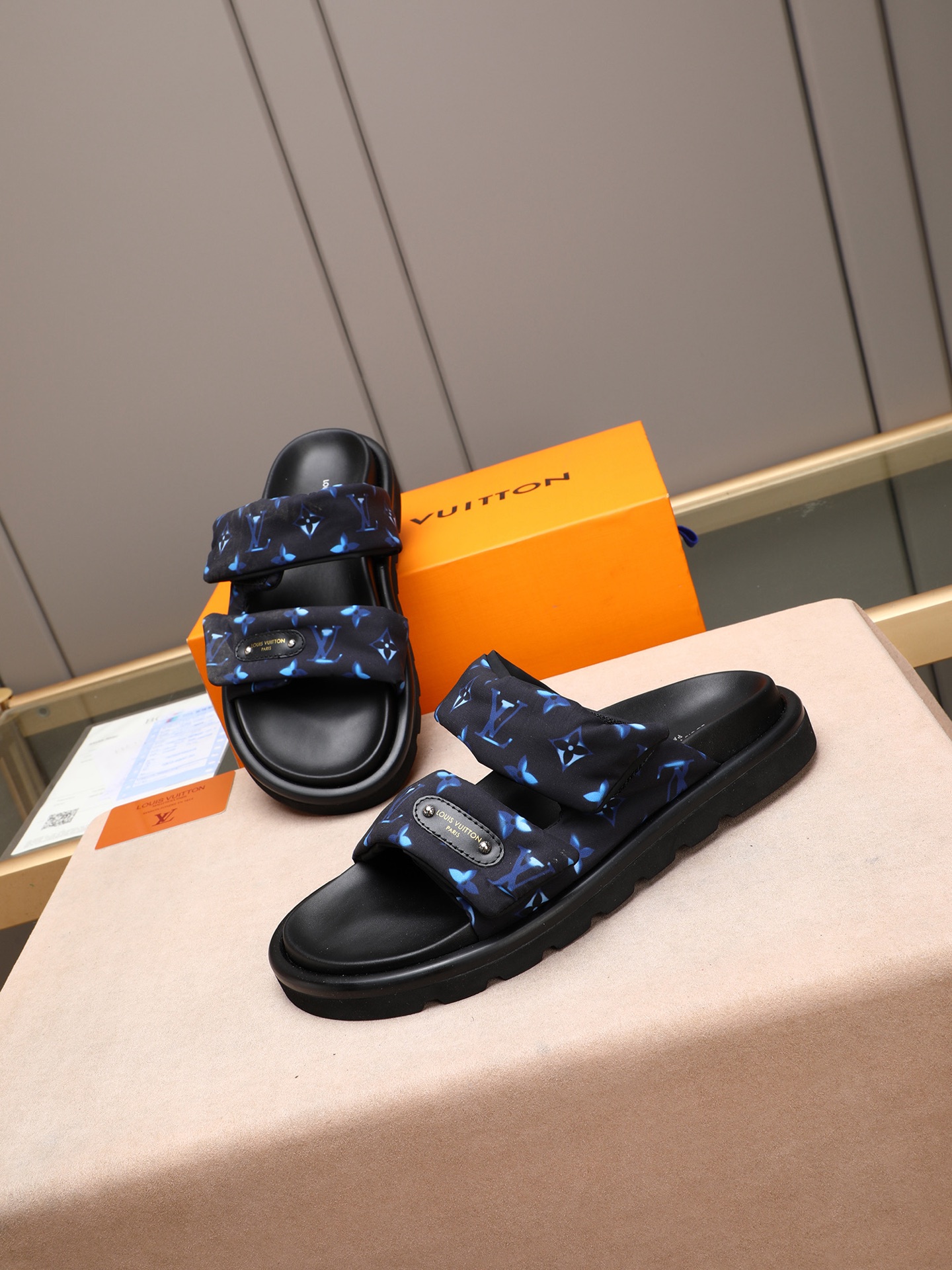 LV 高仿 蓝色Monogram拖鞋 高端時尚黑厚底休閒一字拖| 7 LV 高仿 蓝色Monogram拖鞋 高端時尚黑厚底休閒一字拖