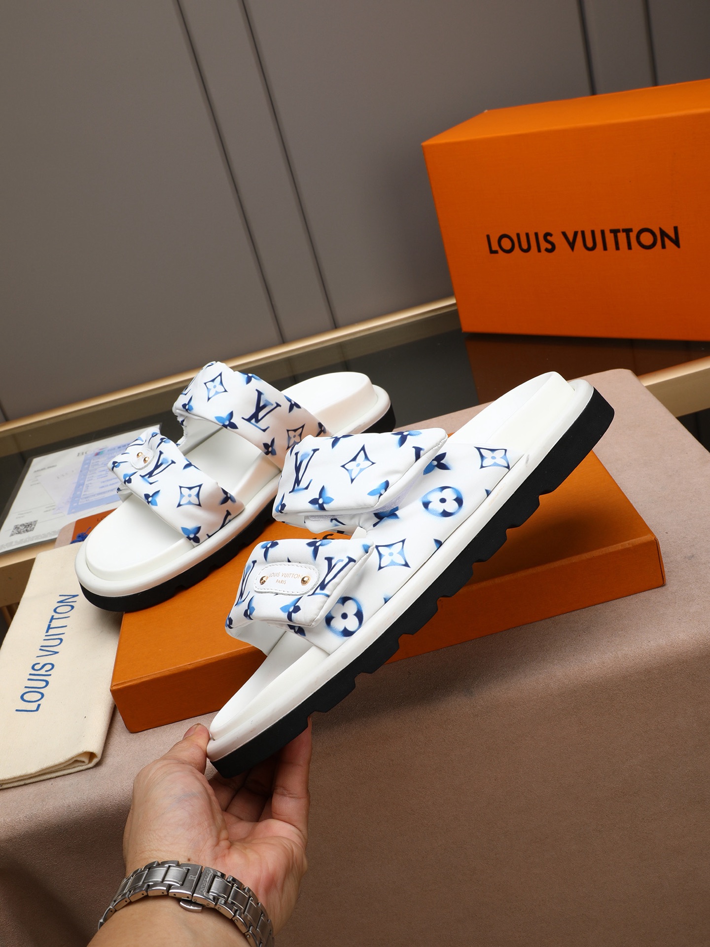 LV 一比一 雙帶字母印花拖鞋 高端厚底休閒涼拖 白色| 14 LV 一比一 雙帶字母印花拖鞋 高端厚底休閒涼拖 白色