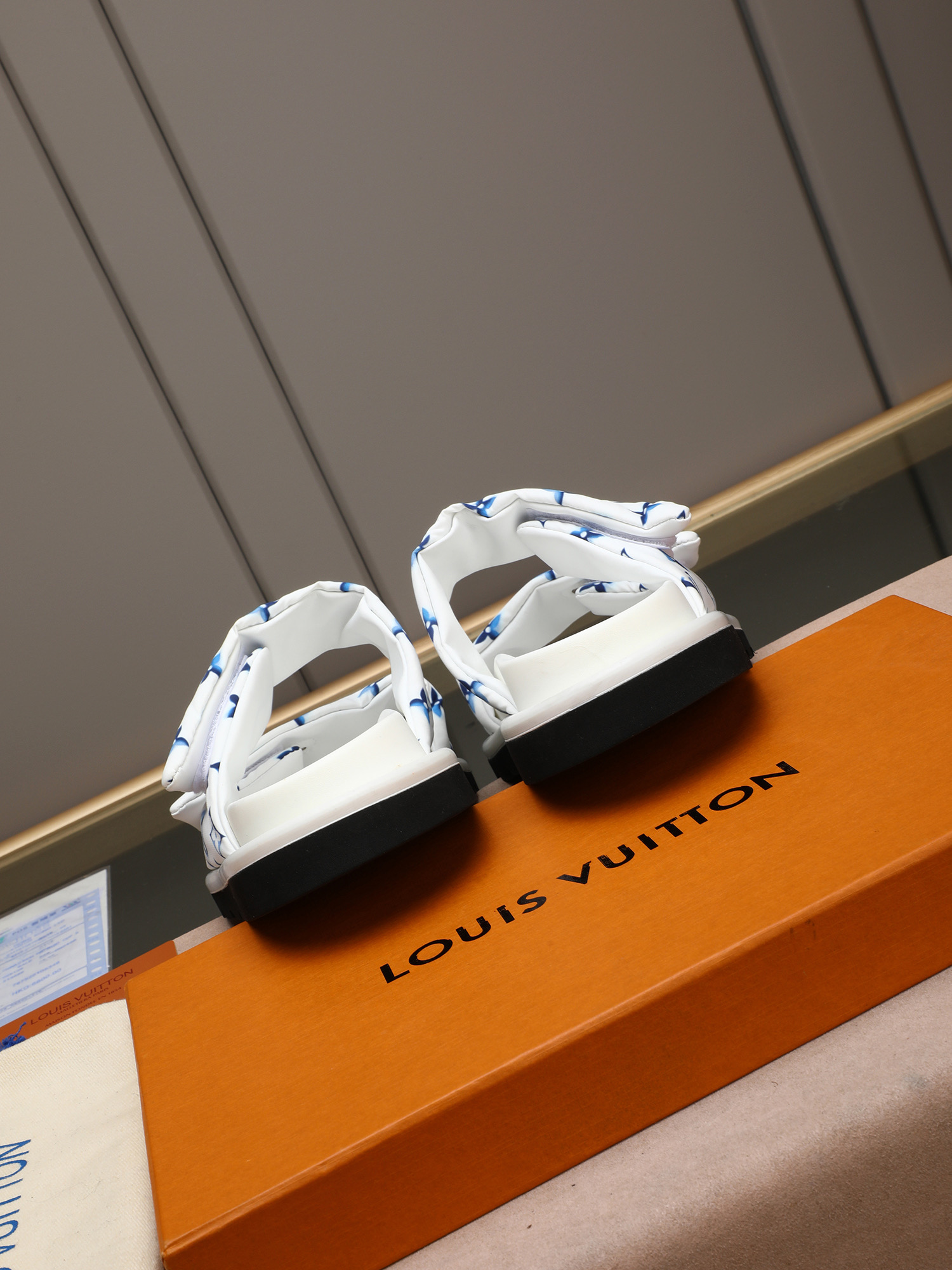 LV 一比一 雙帶字母印花拖鞋 高端厚底休閒涼拖 白色| 11 LV 一比一 雙帶字母印花拖鞋 高端厚底休閒涼拖 白色
