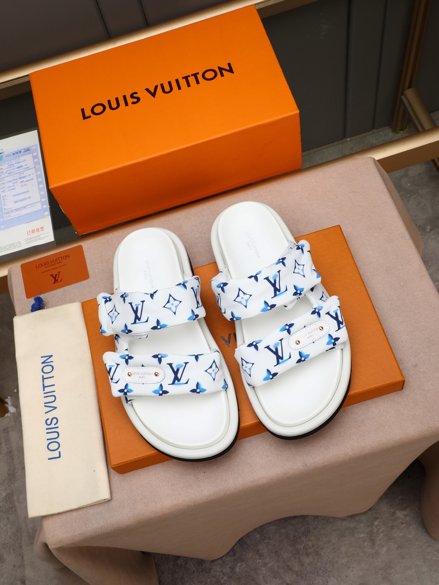 LV 一比一 雙帶字母印花拖鞋 高端厚底休閒涼拖 白色| 8 LV 一比一 雙帶字母印花拖鞋 高端厚底休閒涼拖 白色