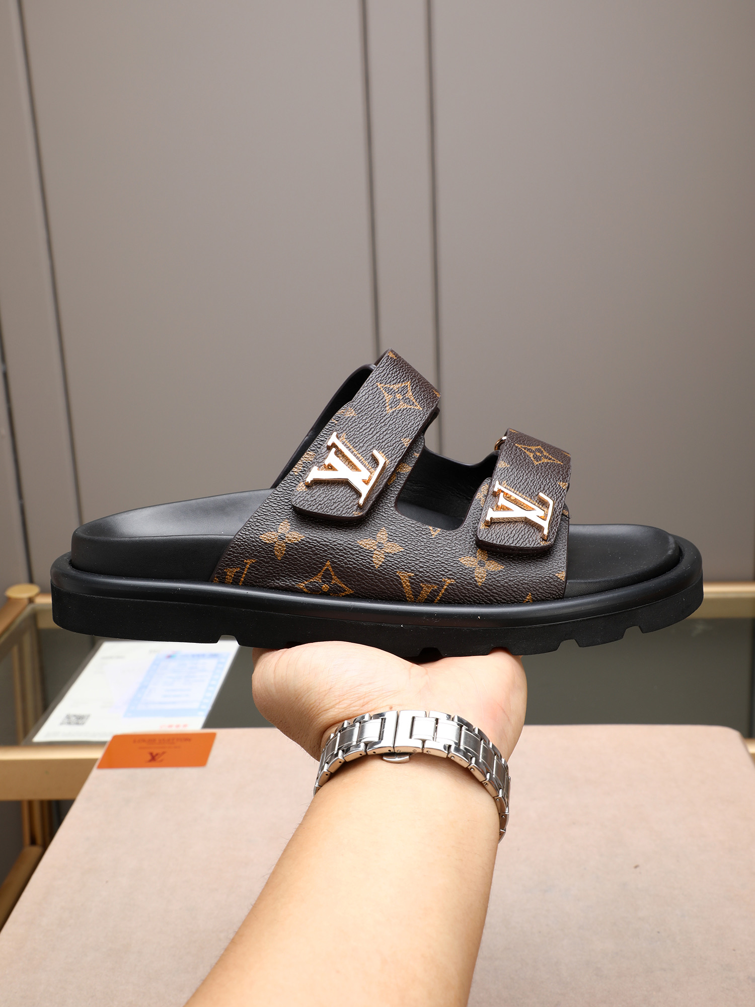 LV 一比一 Monogram 老花金屬扣雙帶拖鞋 深棕經典款| 6 LV 一比一 Monogram 老花金屬扣雙帶拖鞋 深棕經典款