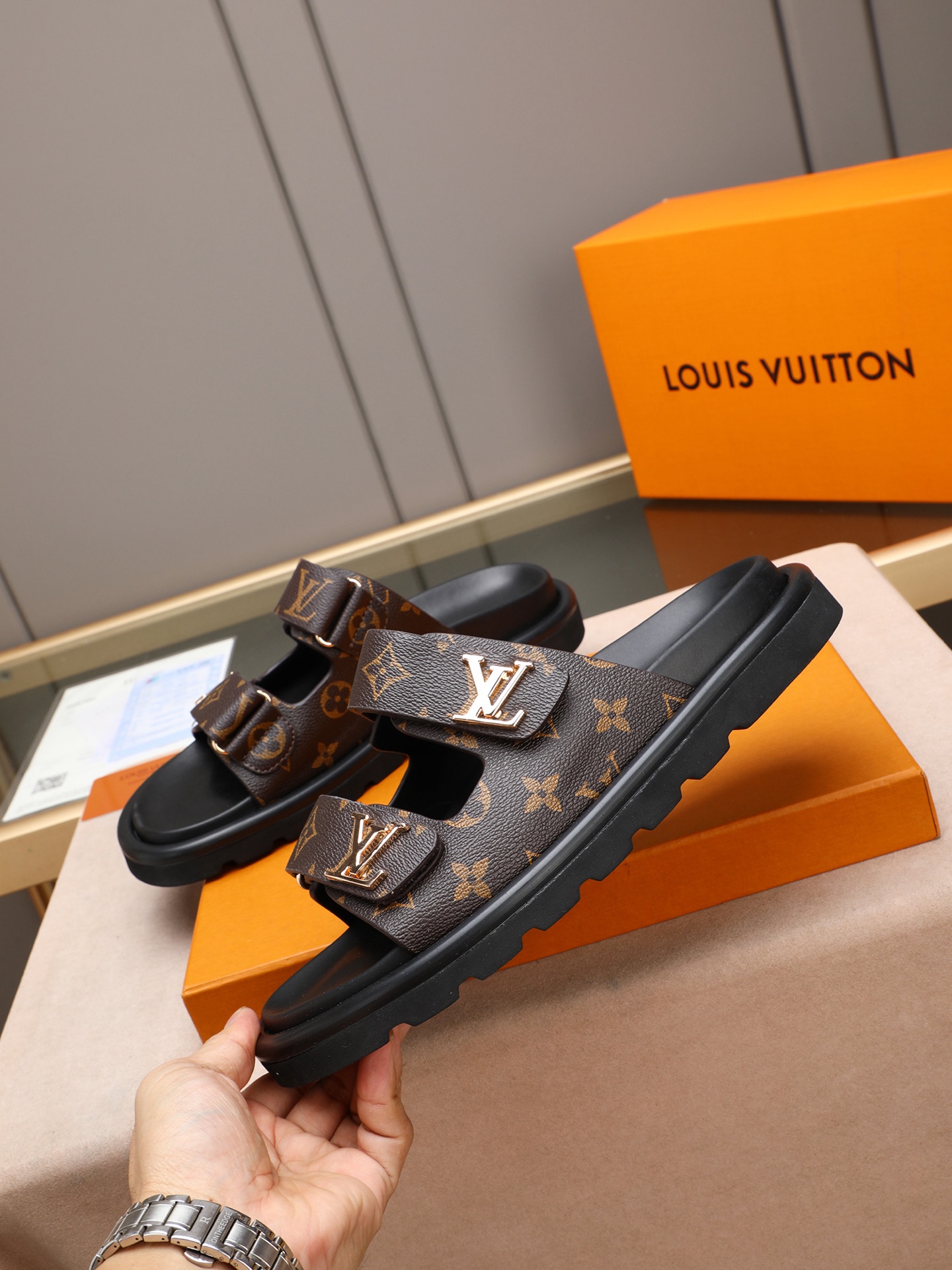 LV 一比一 Monogram 老花金屬扣雙帶拖鞋 深棕經典款| 14 LV 一比一 Monogram 老花金屬扣雙帶拖鞋 深棕經典款