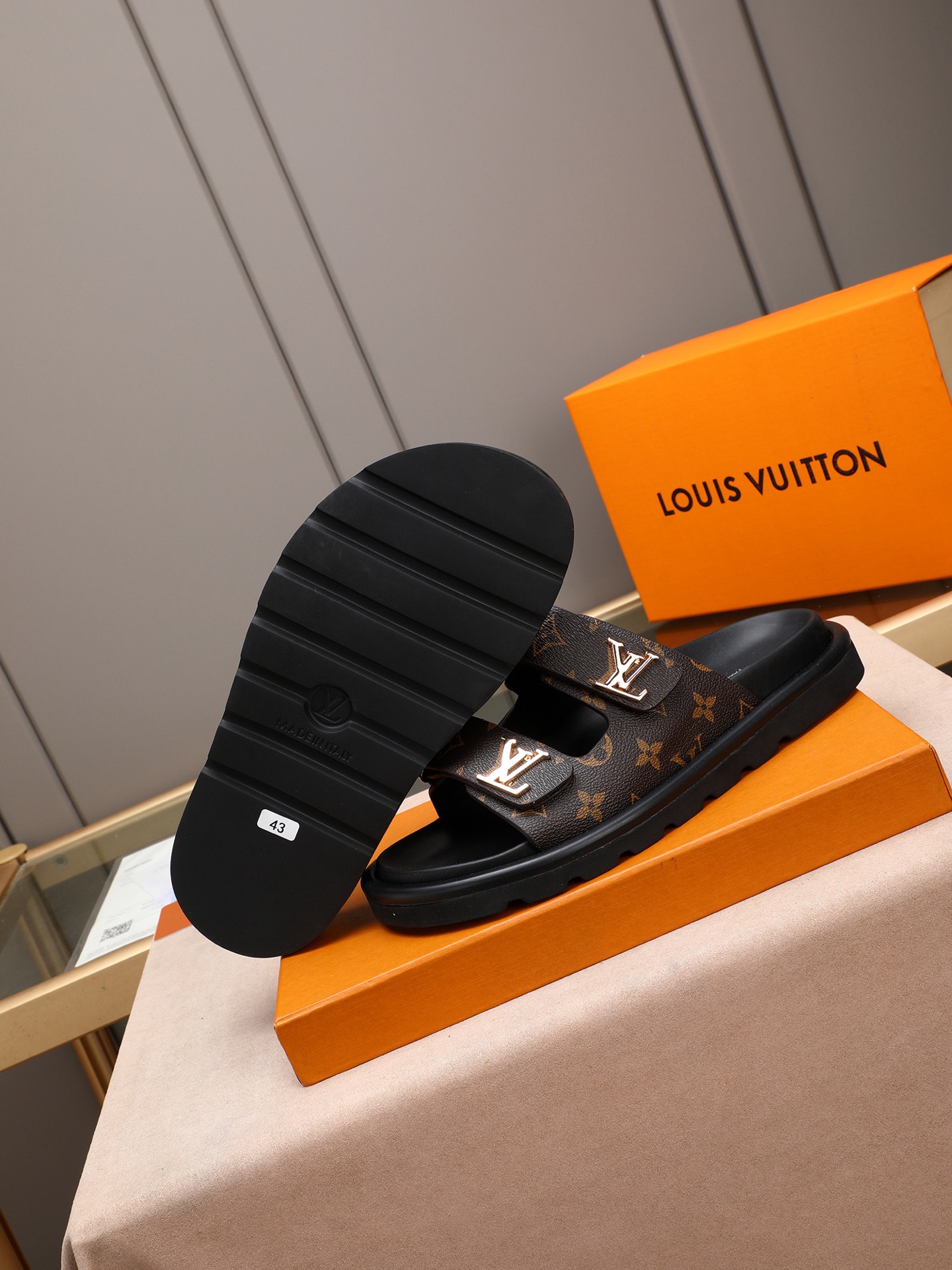 LV 一比一 Monogram 老花金屬扣雙帶拖鞋 深棕經典款| 13 LV 一比一 Monogram 老花金屬扣雙帶拖鞋 深棕經典款