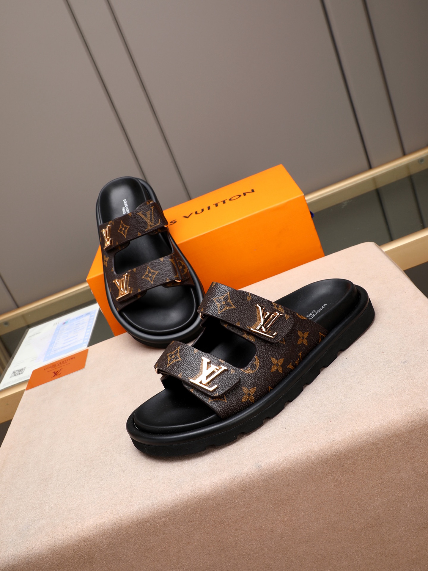 LV 一比一 Monogram 老花金屬扣雙帶拖鞋 深棕經典款| 10 LV 一比一 Monogram 老花金屬扣雙帶拖鞋 深棕經典款
