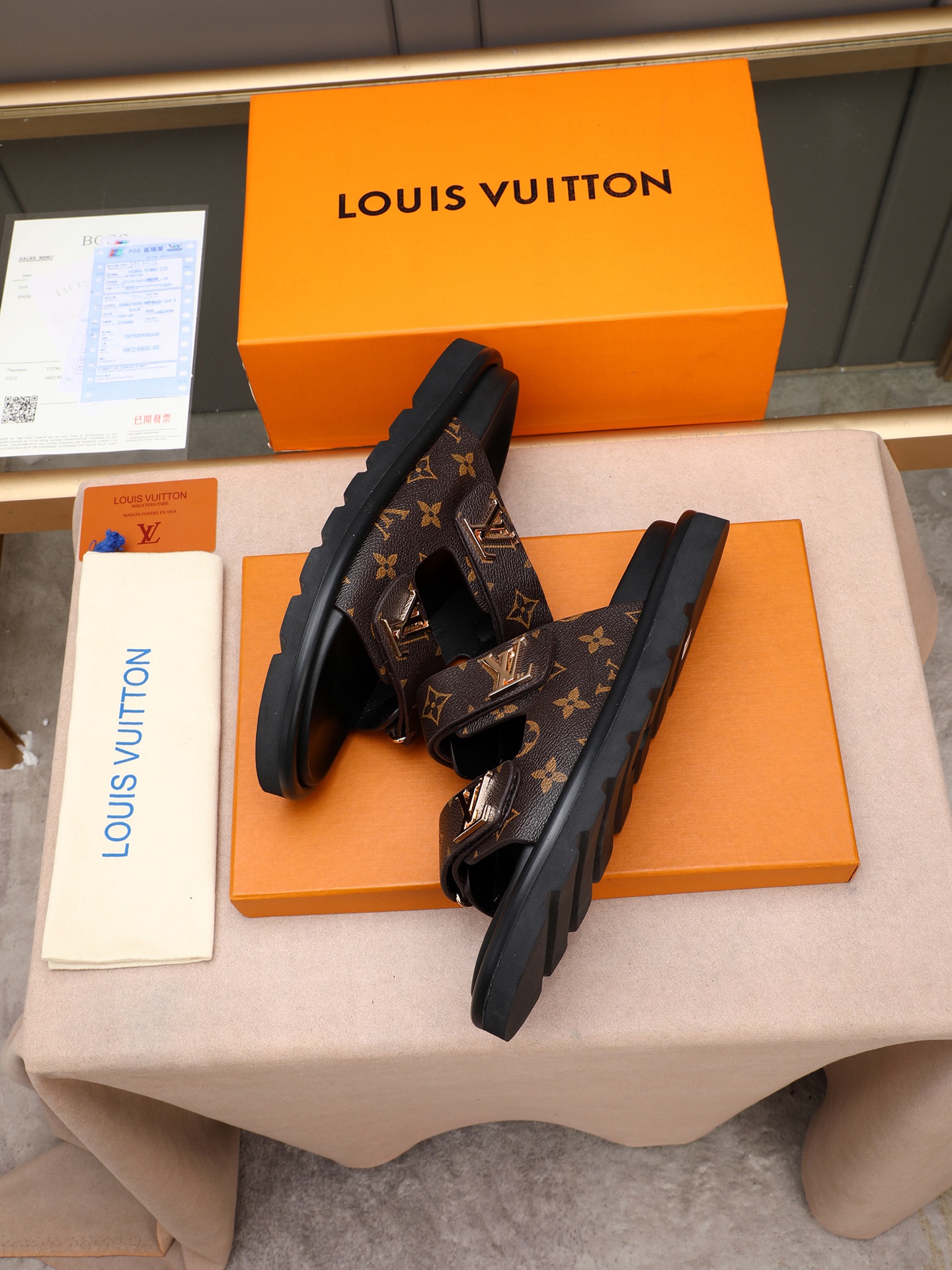LV 一比一 Monogram 老花金屬扣雙帶拖鞋 深棕經典款| 9 LV 一比一 Monogram 老花金屬扣雙帶拖鞋 深棕經典款