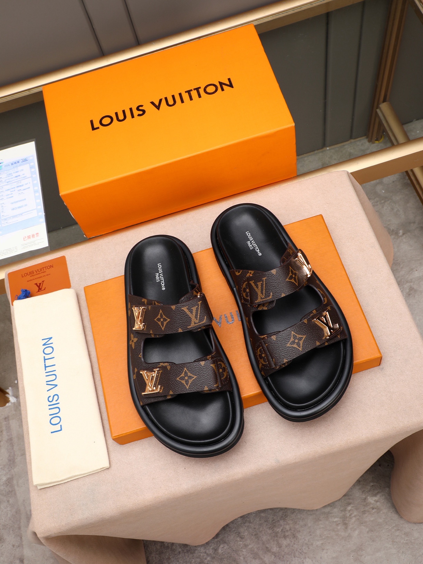 LV 一比一 Monogram 老花金屬扣雙帶拖鞋 深棕經典款| 8 LV 一比一 Monogram 老花金屬扣雙帶拖鞋 深棕經典款