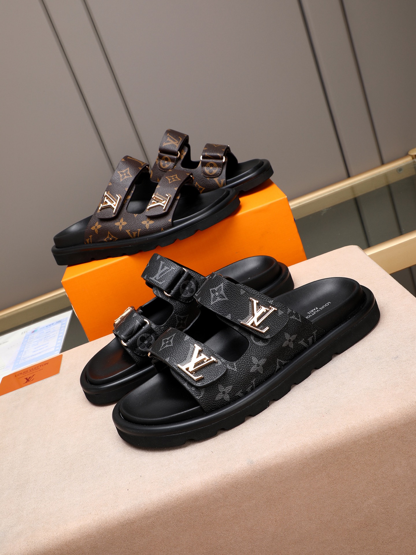 LV 一比一 Monogram 老花金屬扣雙帶拖鞋 深棕經典款| 7 LV 一比一 Monogram 老花金屬扣雙帶拖鞋 深棕經典款