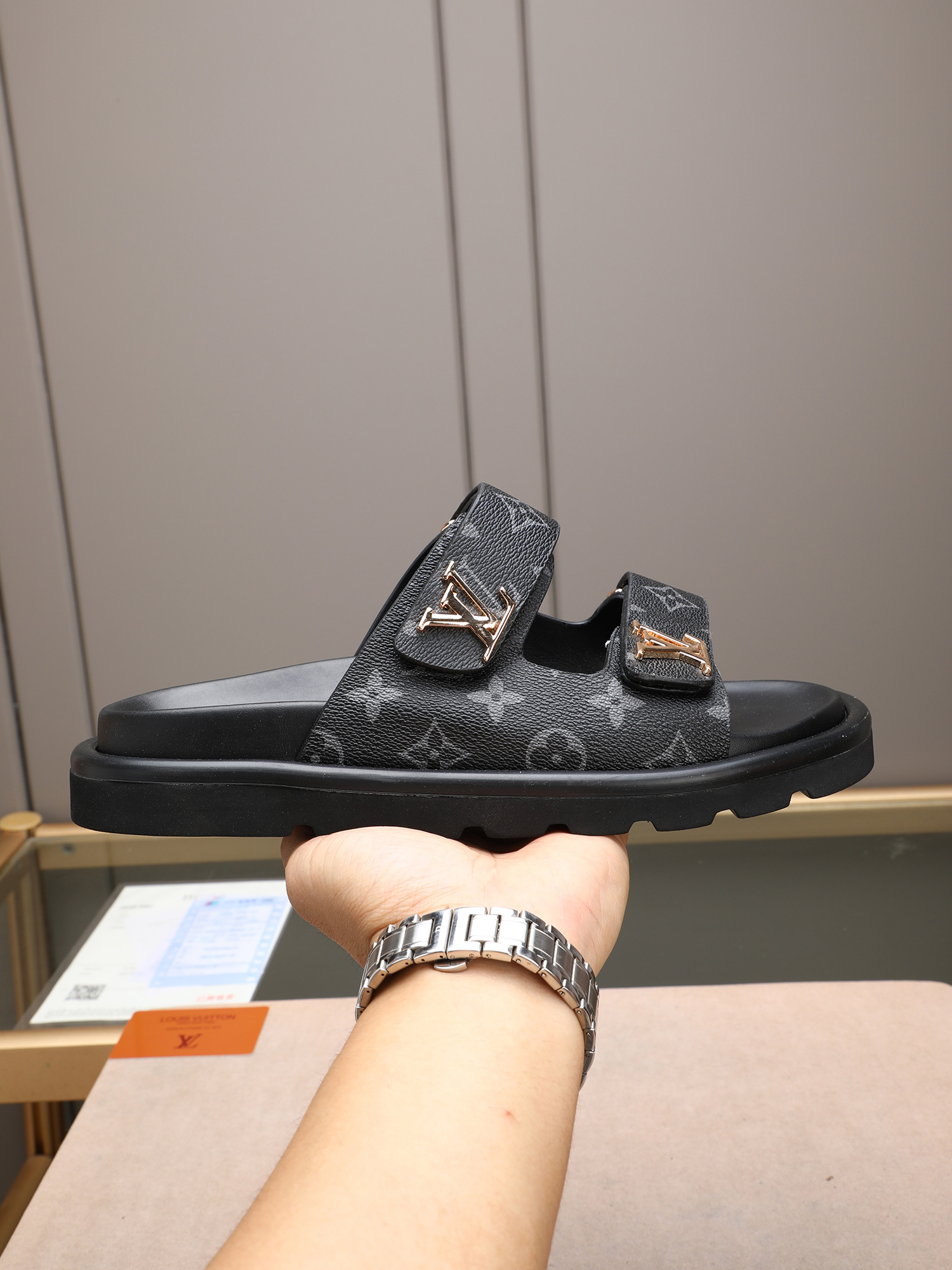 LV 高仿 黑灰Monogram雙帶拖鞋 低調高級休閒款| 6 LV 高仿 黑灰Monogram雙帶拖鞋 低調高級休閒款