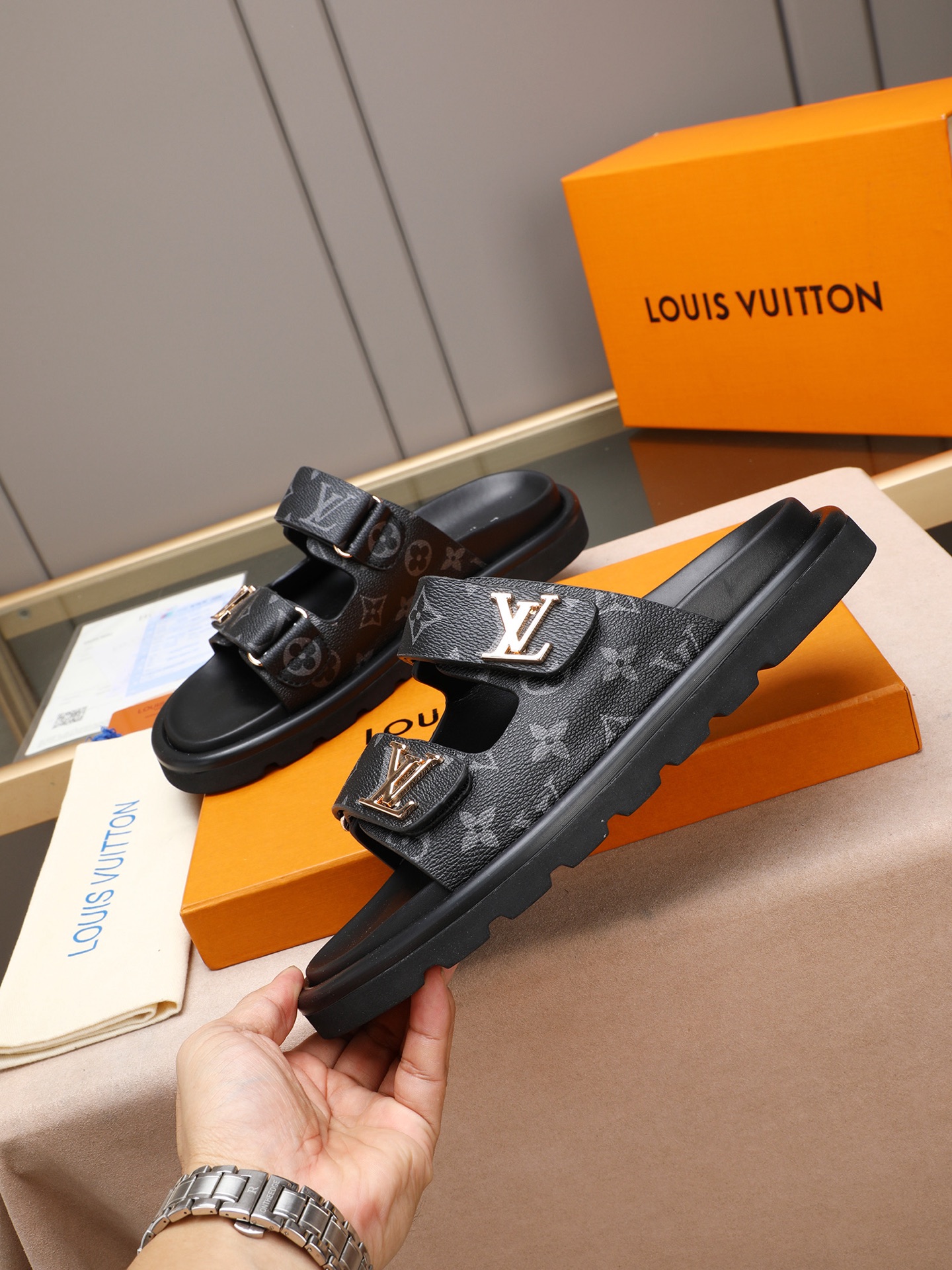 LV 高仿 黑灰Monogram雙帶拖鞋 低調高級休閒款| 14 LV 高仿 黑灰Monogram雙帶拖鞋 低調高級休閒款