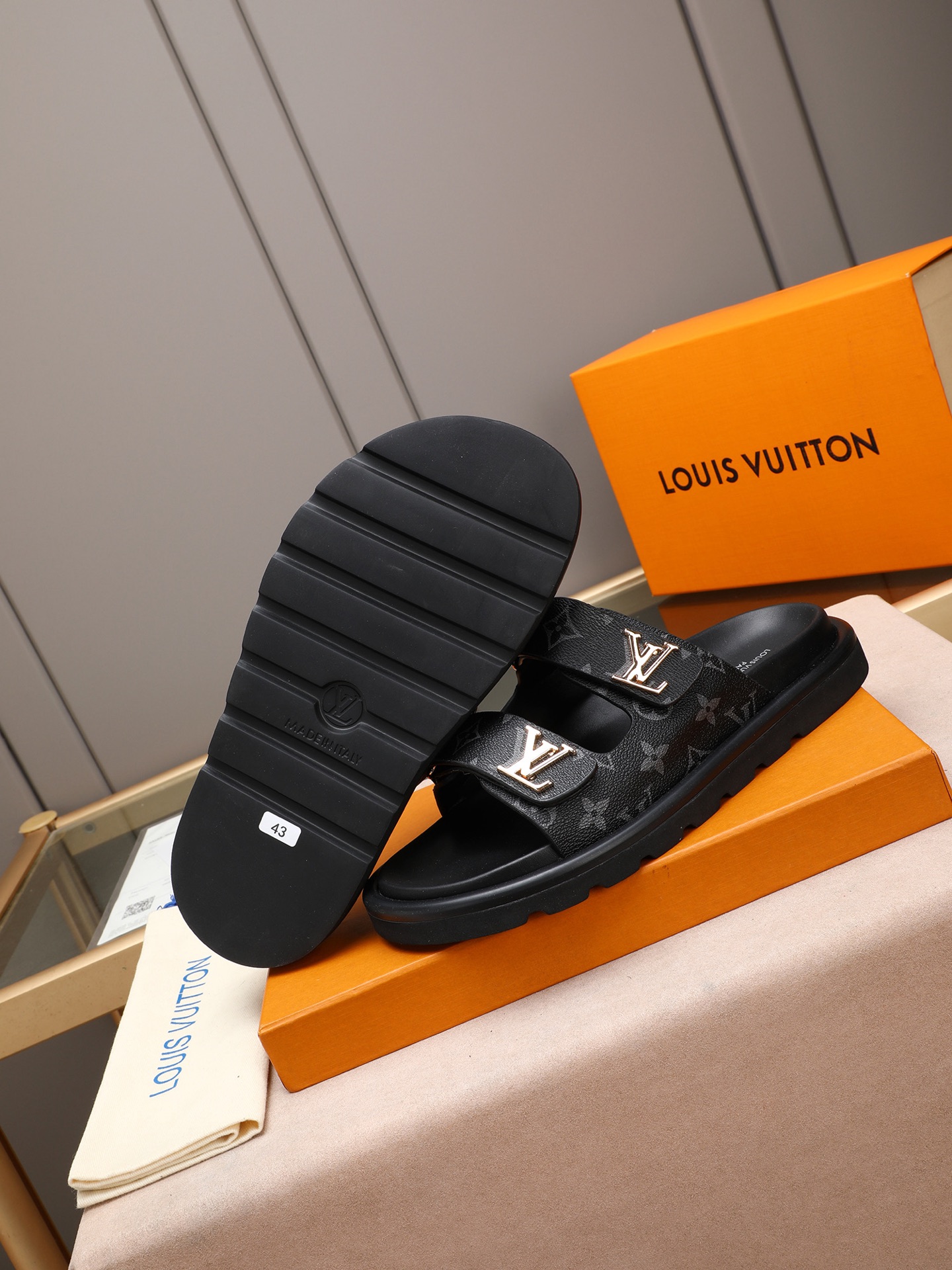 LV 高仿 黑灰Monogram雙帶拖鞋 低調高級休閒款| 13 LV 高仿 黑灰Monogram雙帶拖鞋 低調高級休閒款