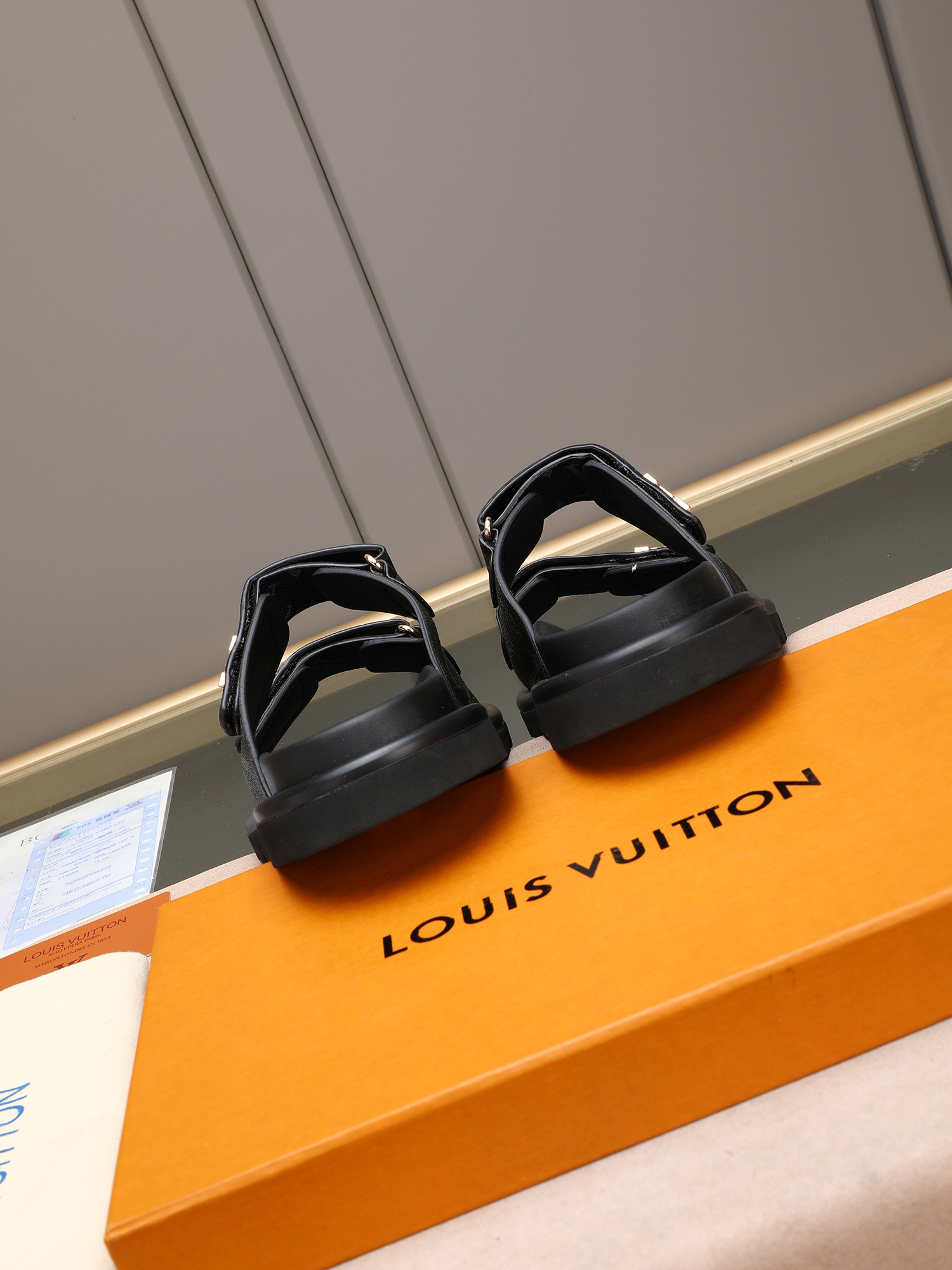 LV 高仿 黑灰Monogram雙帶拖鞋 低調高級休閒款| 11 LV 高仿 黑灰Monogram雙帶拖鞋 低調高級休閒款