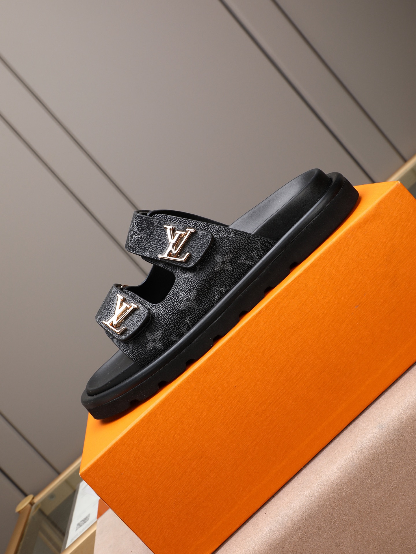 LV 高仿 黑灰Monogram雙帶拖鞋 低調高級休閒款| 10 LV 高仿 黑灰Monogram雙帶拖鞋 低調高級休閒款