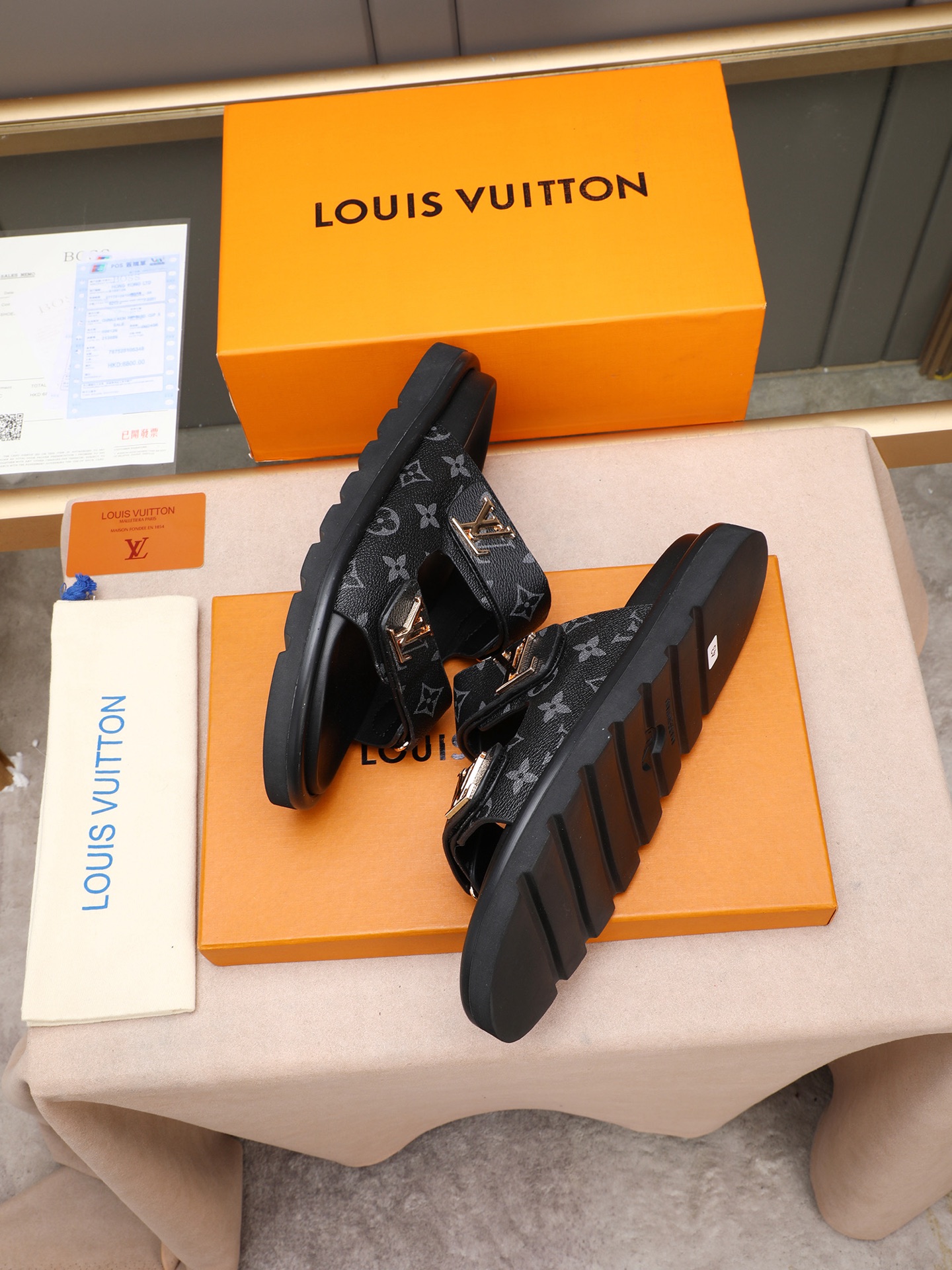 LV 高仿 黑灰Monogram雙帶拖鞋 低調高級休閒款| 9 LV 高仿 黑灰Monogram雙帶拖鞋 低調高級休閒款