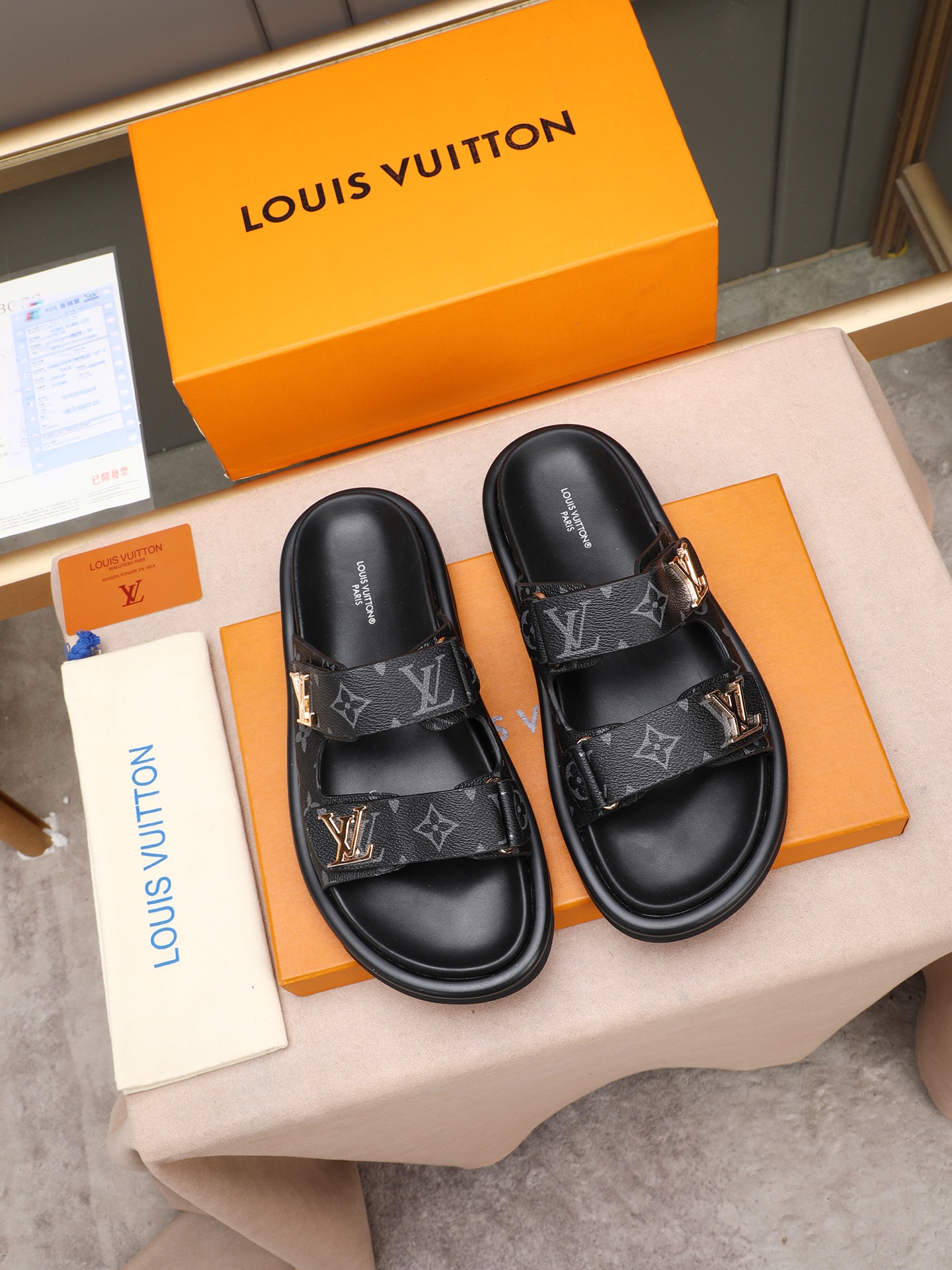 LV 高仿 黑灰Monogram雙帶拖鞋 低調高級休閒款| 8 LV 高仿 黑灰Monogram雙帶拖鞋 低調高級休閒款
