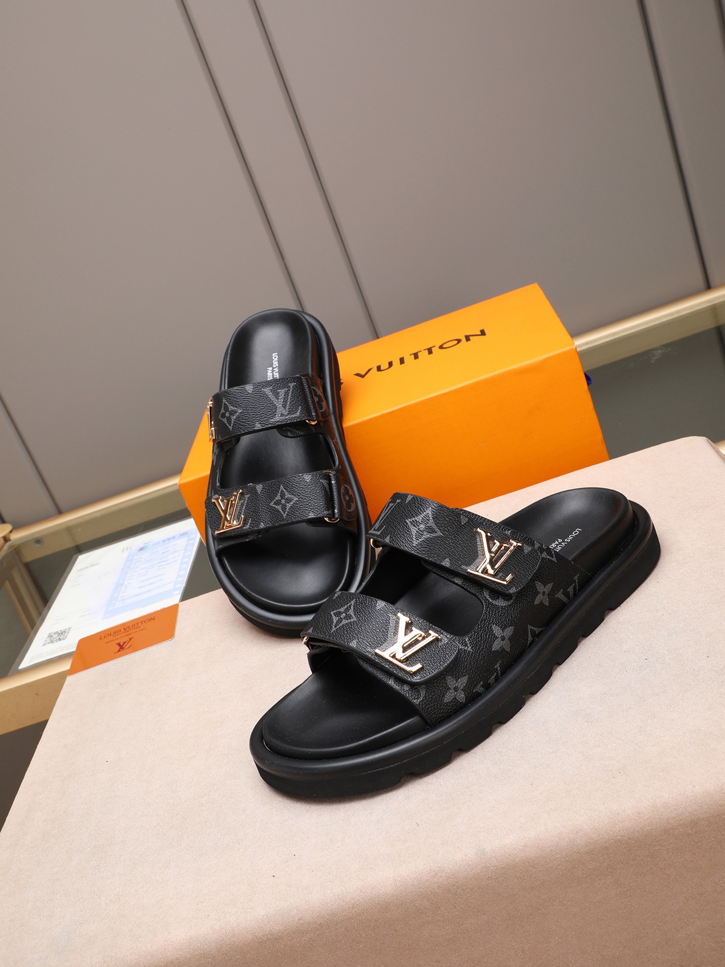 LV 高仿 黑灰Monogram雙帶拖鞋 低調高級休閒款| 7 LV 高仿 黑灰Monogram雙帶拖鞋 低調高級休閒款