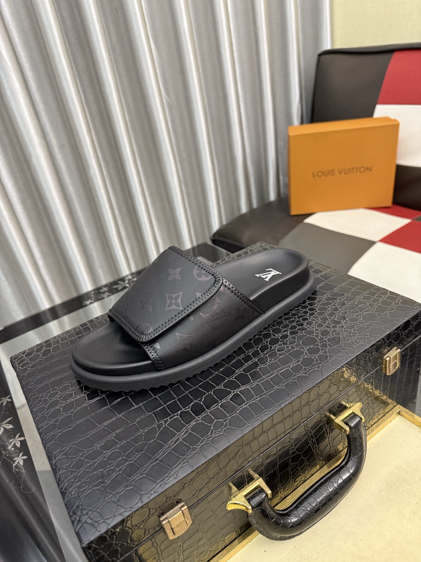 LV 原單 Monogram 浮雕單帶拖鞋 全黑極簡設計款| 6 LV 原單 Monogram 浮雕單帶拖鞋 全黑極簡設計款