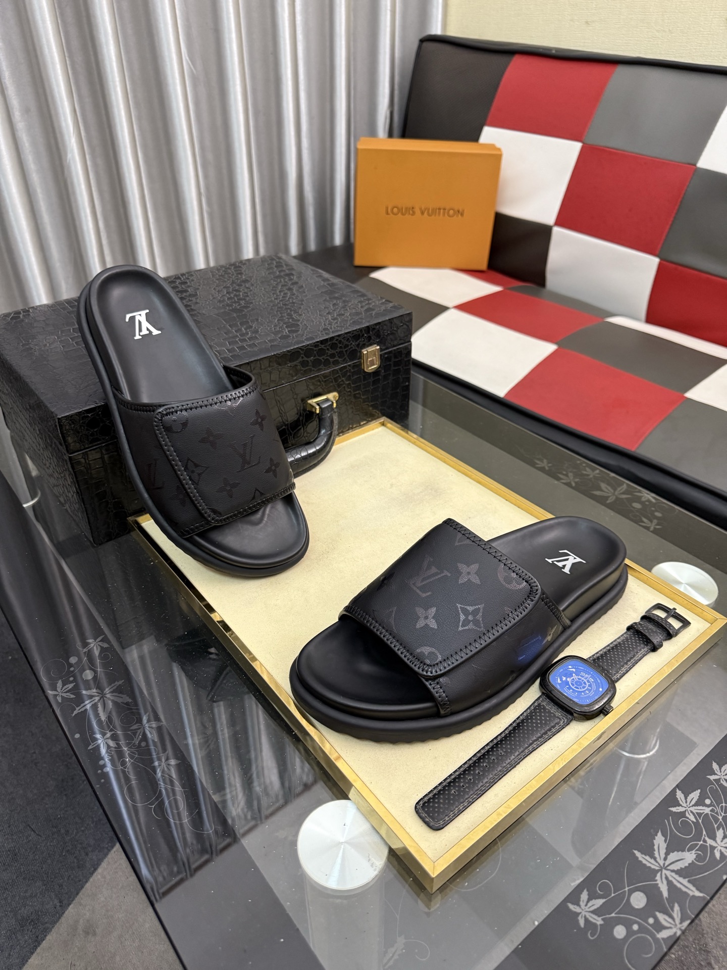 LV 原單 Monogram 浮雕單帶拖鞋 全黑極簡設計款| 13 LV 原單 Monogram 浮雕單帶拖鞋 全黑極簡設計款