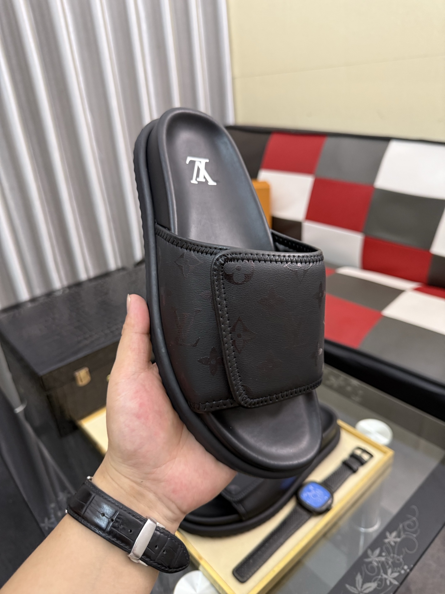 LV 原單 Monogram 浮雕單帶拖鞋 全黑極簡設計款| 12 LV 原單 Monogram 浮雕單帶拖鞋 全黑極簡設計款