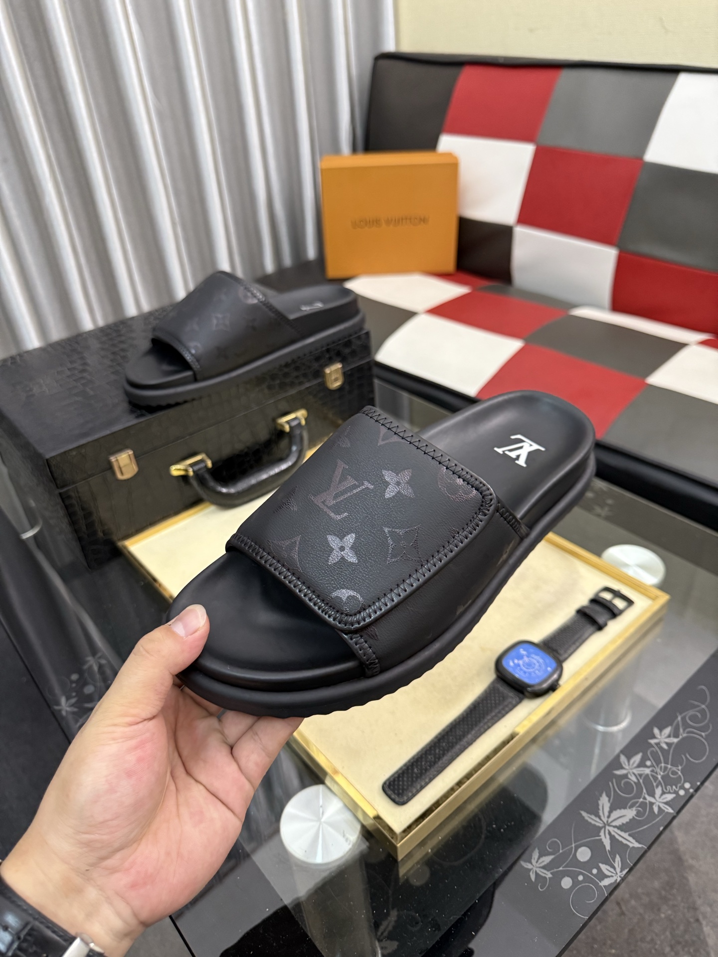 LV 原單 Monogram 浮雕單帶拖鞋 全黑極簡設計款| 11 LV 原單 Monogram 浮雕單帶拖鞋 全黑極簡設計款