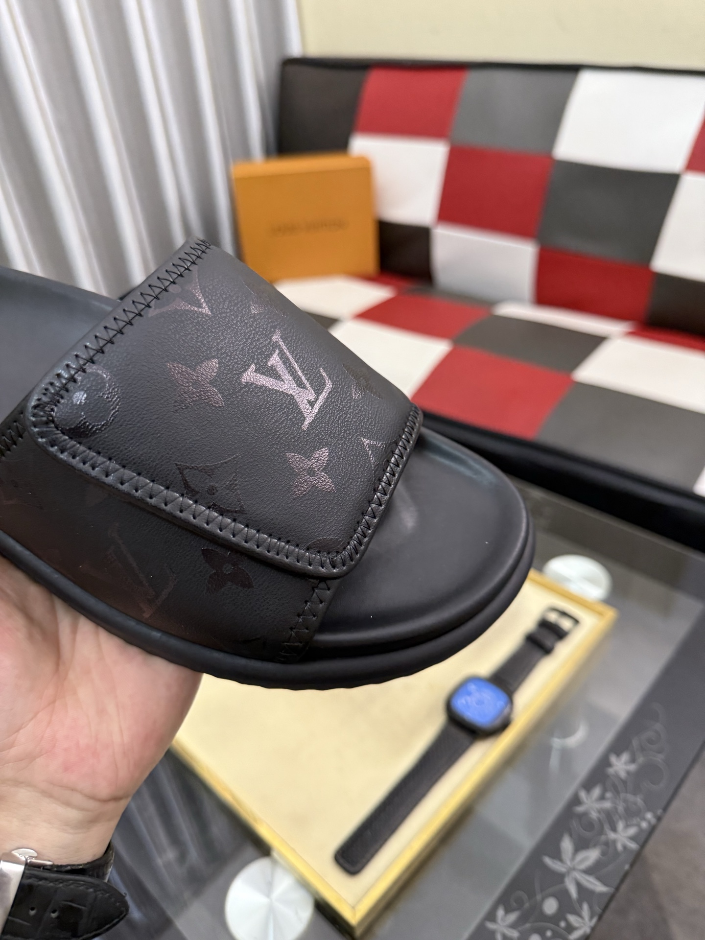 LV 原單 Monogram 浮雕單帶拖鞋 全黑極簡設計款| 10 LV 原單 Monogram 浮雕單帶拖鞋 全黑極簡設計款
