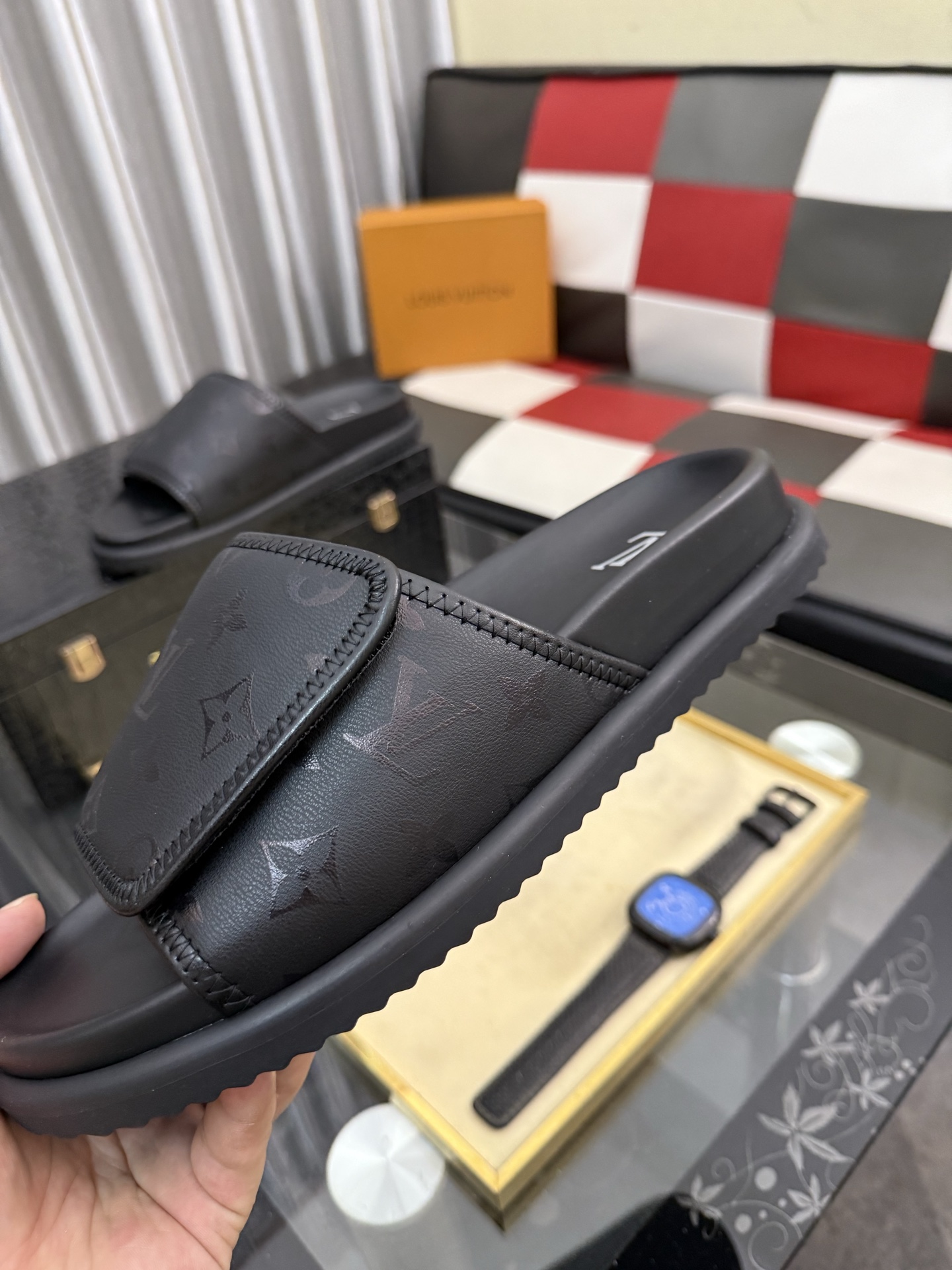 LV 原單 Monogram 浮雕單帶拖鞋 全黑極簡設計款| 9 LV 原單 Monogram 浮雕單帶拖鞋 全黑極簡設計款