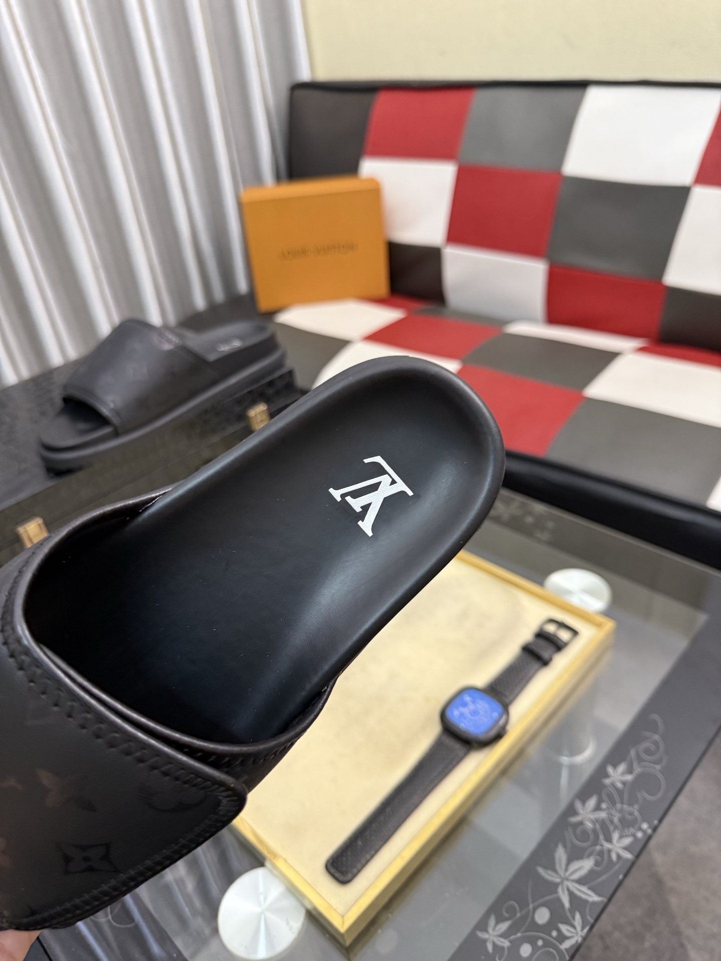 LV 原單 Monogram 浮雕單帶拖鞋 全黑極簡設計款| 8 LV 原單 Monogram 浮雕單帶拖鞋 全黑極簡設計款