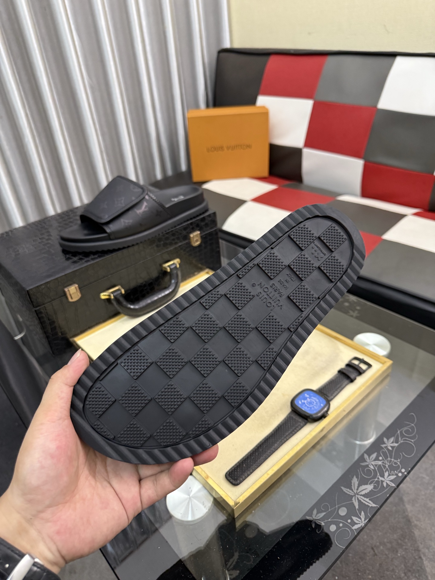 LV 原單 Monogram 浮雕單帶拖鞋 全黑極簡設計款| 7 LV 原單 Monogram 浮雕單帶拖鞋 全黑極簡設計款