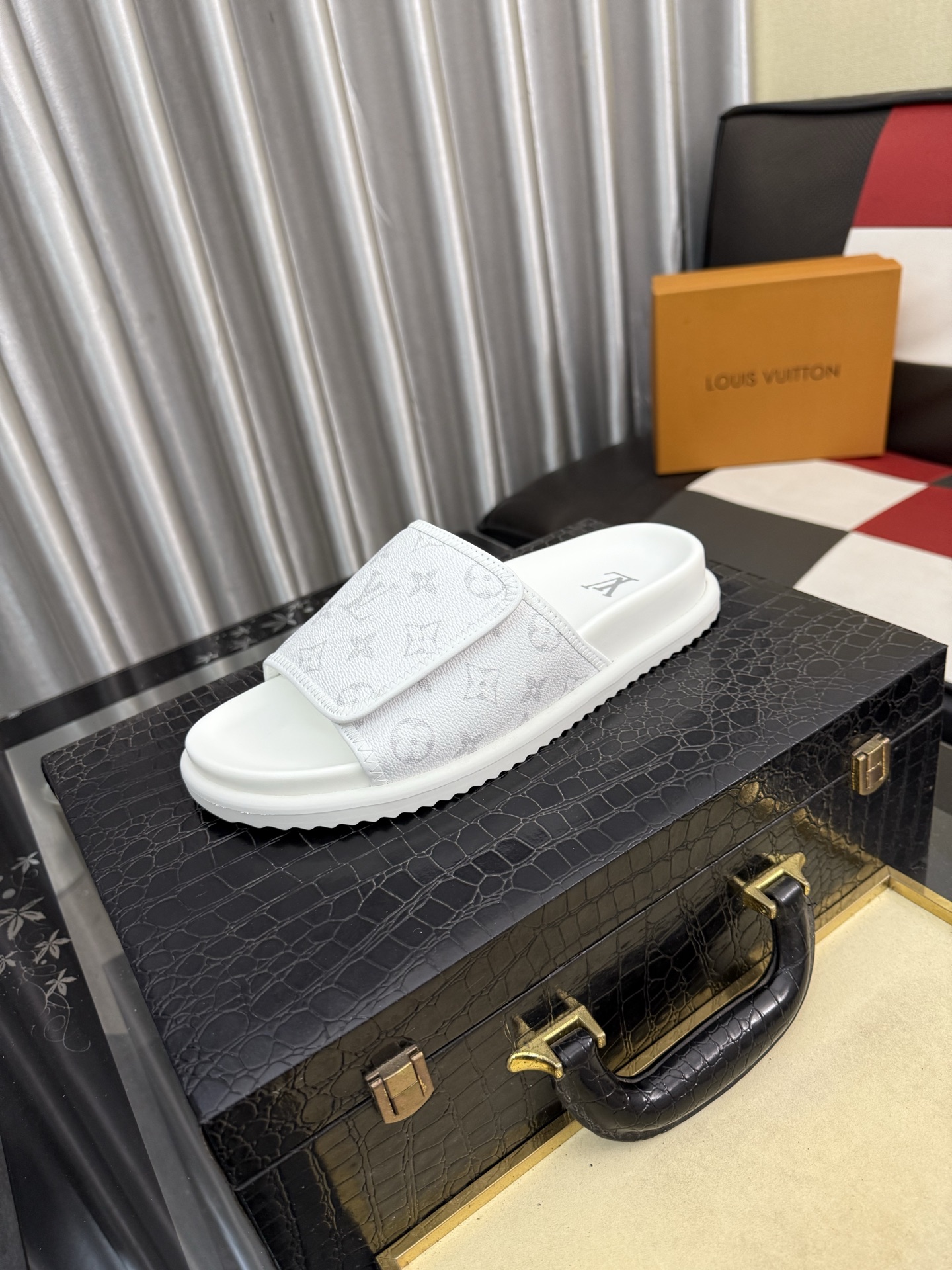 LV 高仿 白色Monogram單帶拖鞋 清爽百搭休閒款| 6 LV 高仿 白色Monogram單帶拖鞋 清爽百搭休閒款