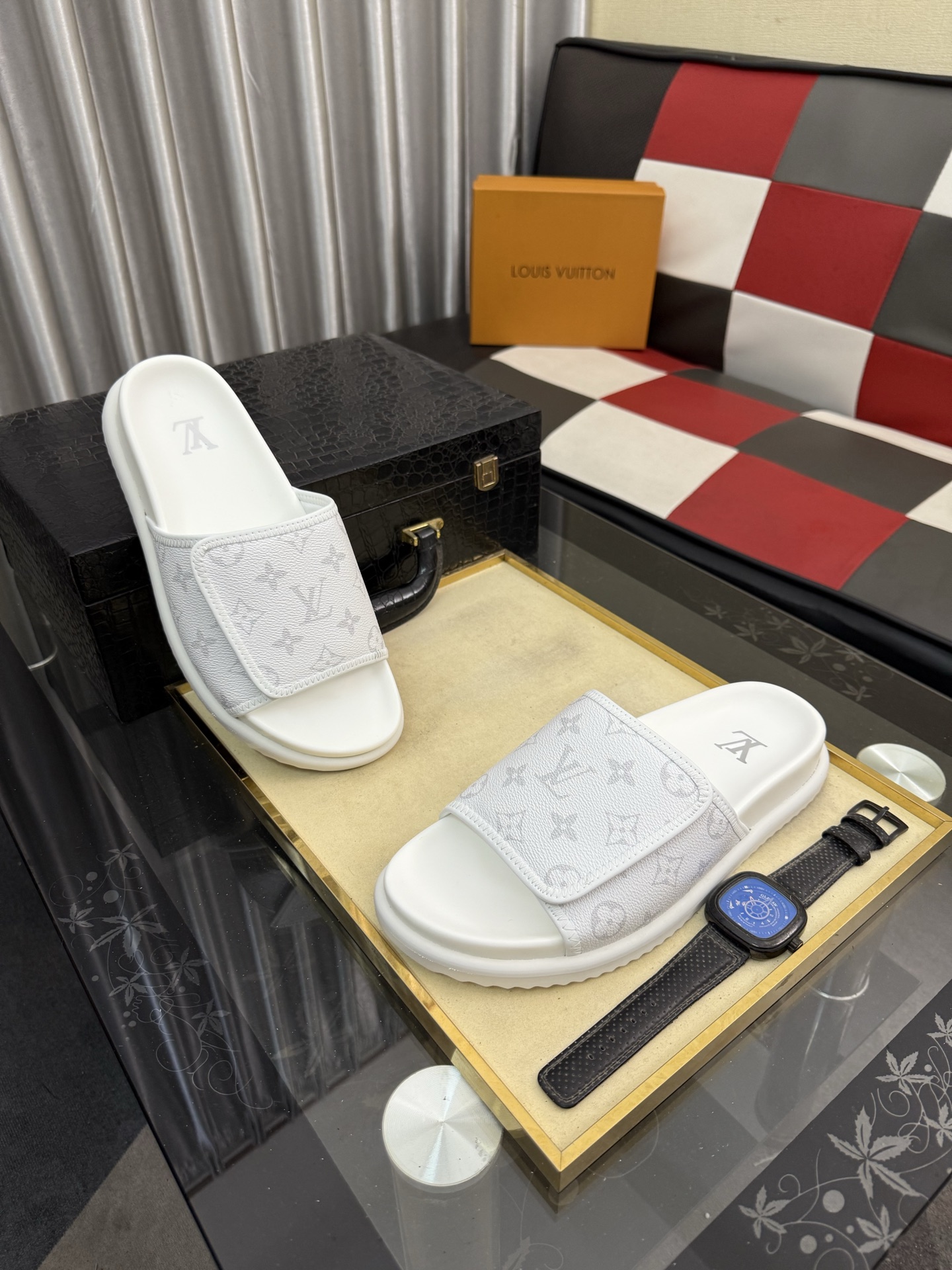 LV 高仿 白色Monogram單帶拖鞋 清爽百搭休閒款| 13 LV 高仿 白色Monogram單帶拖鞋 清爽百搭休閒款