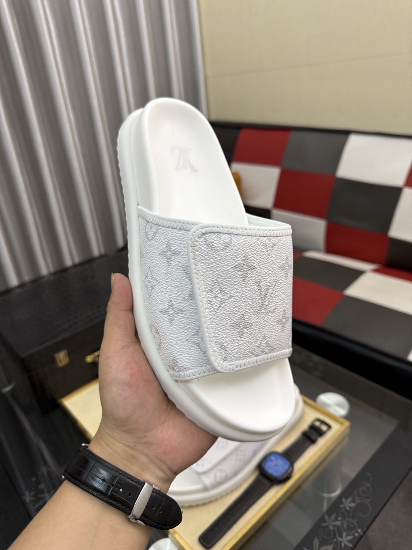LV 高仿 白色Monogram單帶拖鞋 清爽百搭休閒款| 12 LV 高仿 白色Monogram單帶拖鞋 清爽百搭休閒款