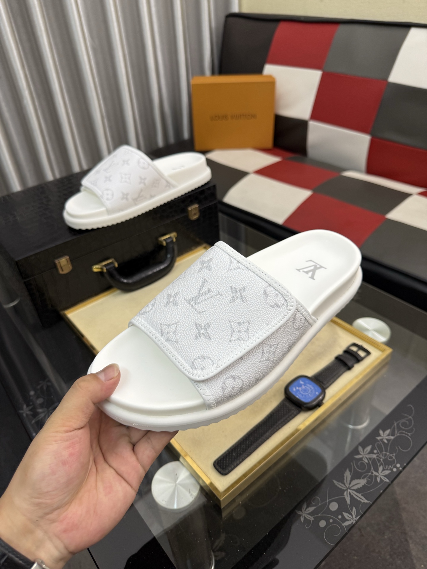 LV 高仿 白色Monogram單帶拖鞋 清爽百搭休閒款| 11 LV 高仿 白色Monogram單帶拖鞋 清爽百搭休閒款