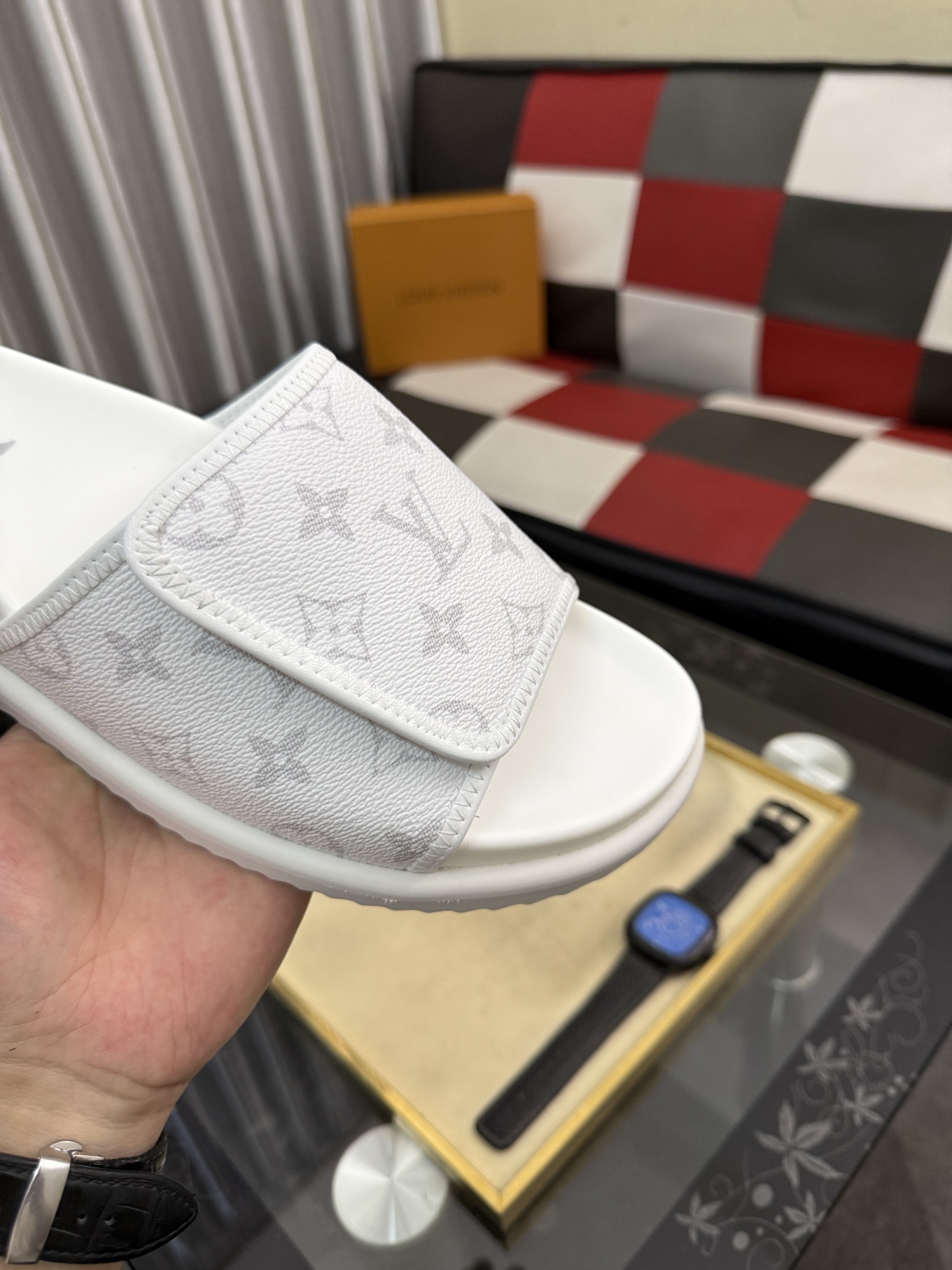LV 高仿 白色Monogram單帶拖鞋 清爽百搭休閒款| 10 LV 高仿 白色Monogram單帶拖鞋 清爽百搭休閒款