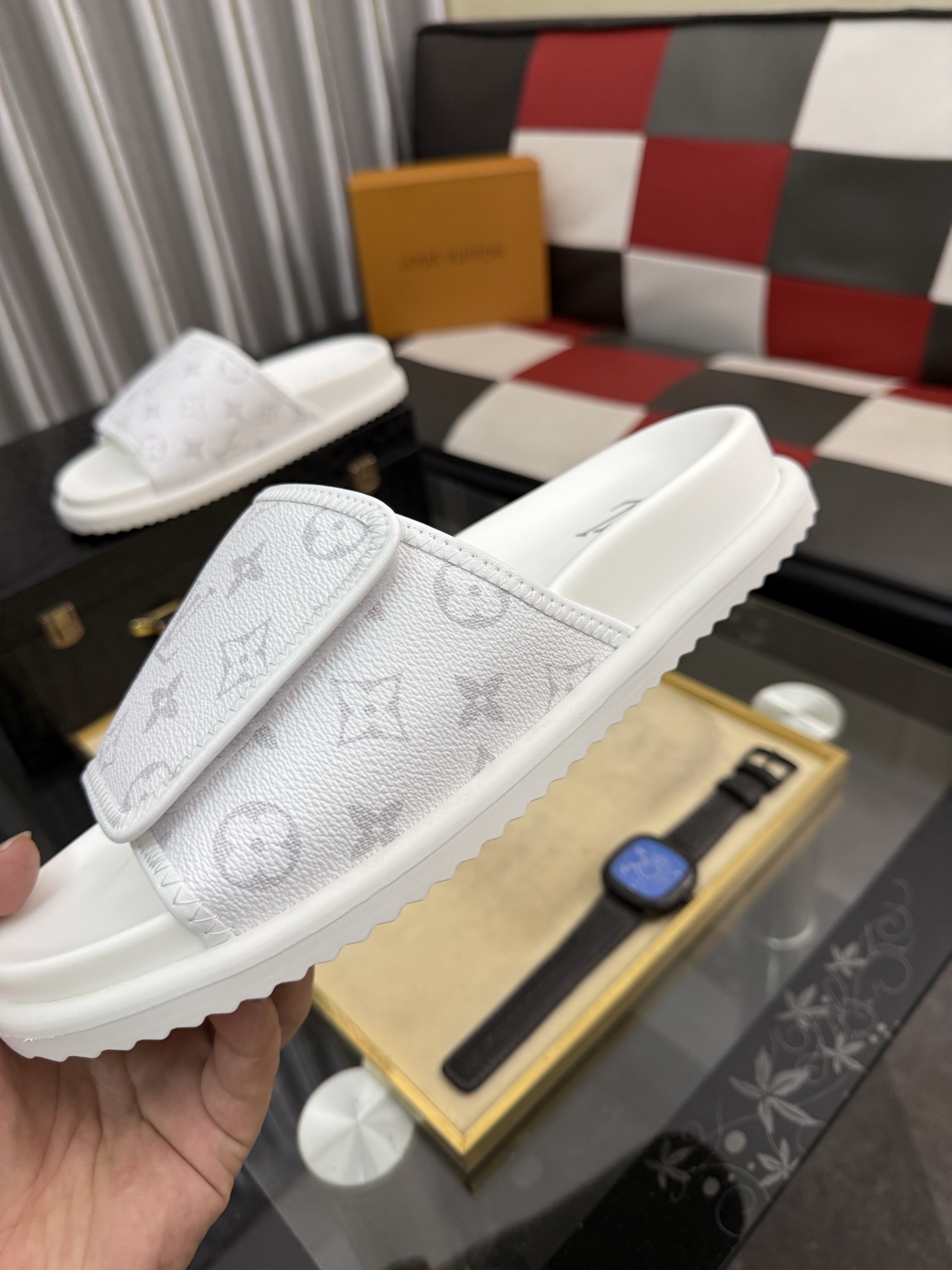LV 高仿 白色Monogram單帶拖鞋 清爽百搭休閒款| 9 LV 高仿 白色Monogram單帶拖鞋 清爽百搭休閒款