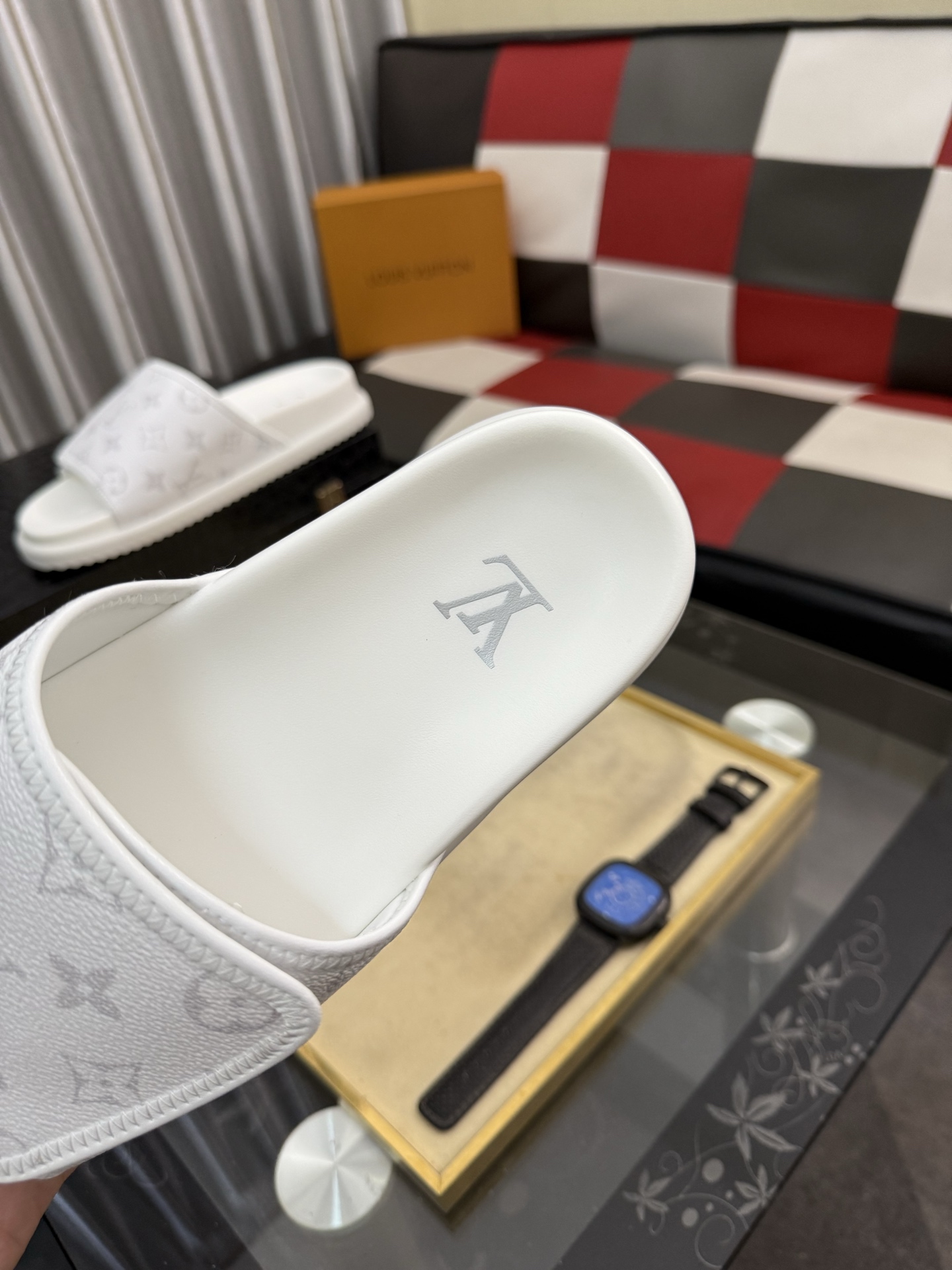 LV 高仿 白色Monogram單帶拖鞋 清爽百搭休閒款| 8 LV 高仿 白色Monogram單帶拖鞋 清爽百搭休閒款