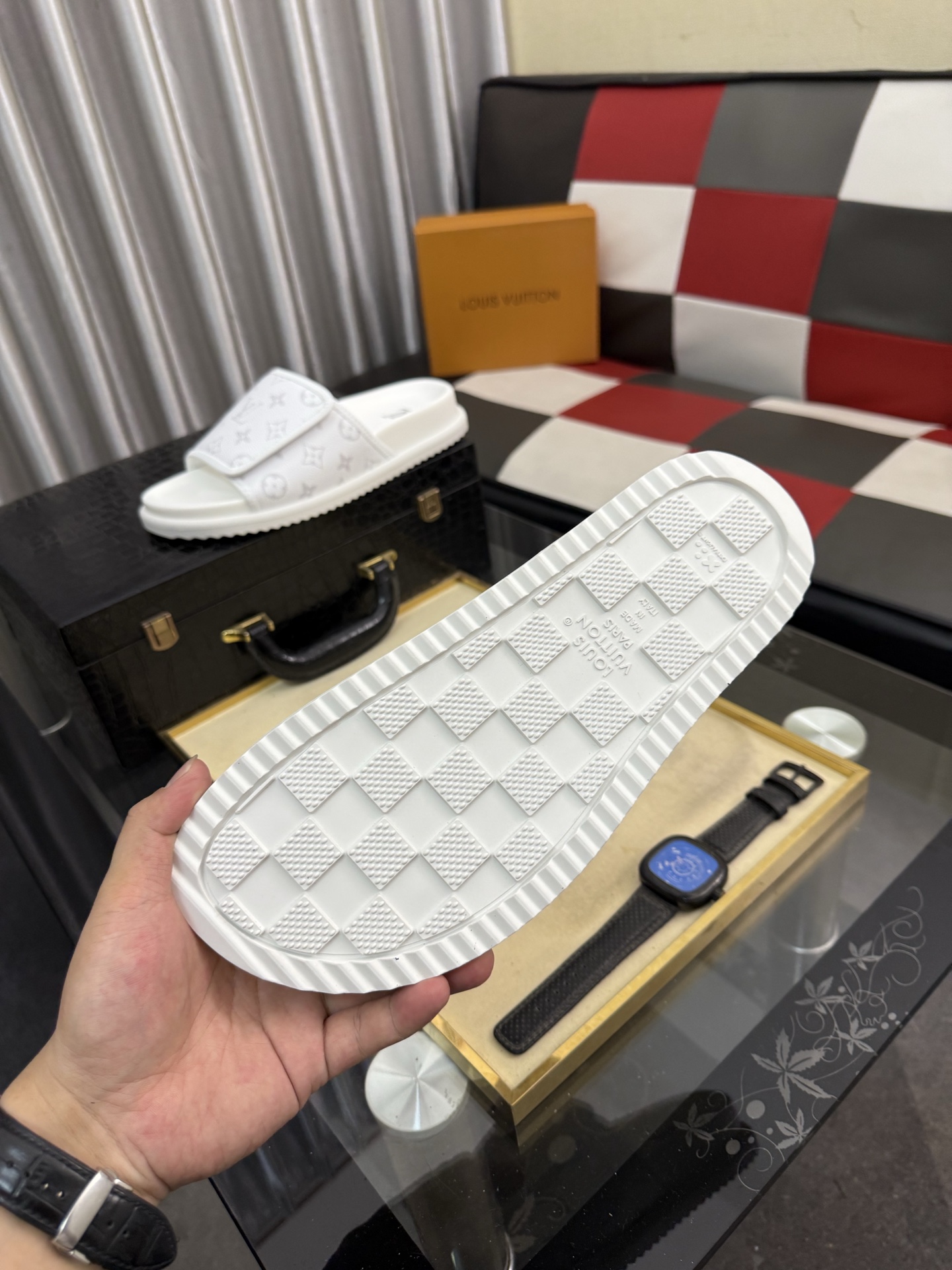 LV 高仿 白色Monogram單帶拖鞋 清爽百搭休閒款| 7 LV 高仿 白色Monogram單帶拖鞋 清爽百搭休閒款