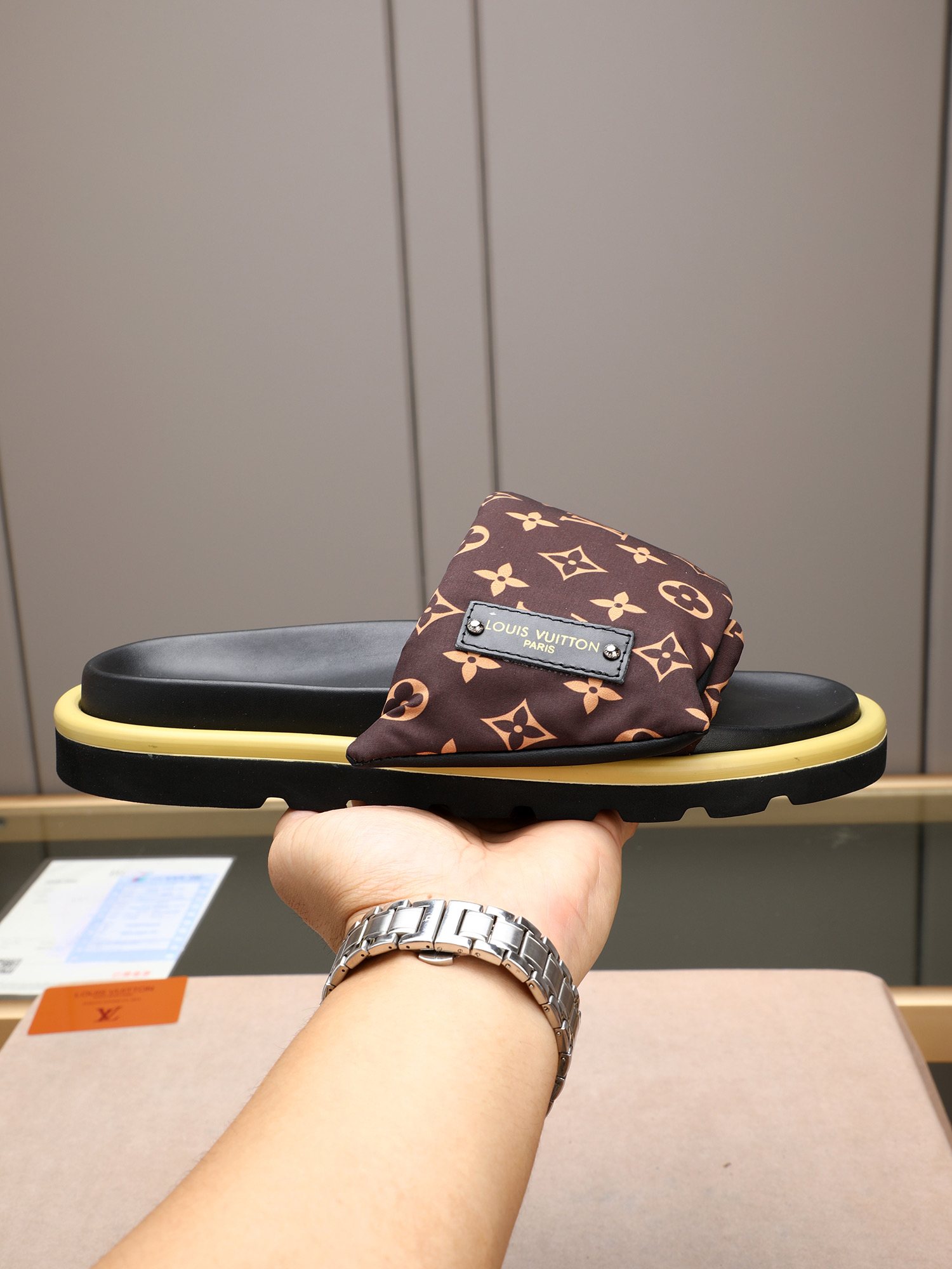 LV 一比一 Monogram 經典棕色單帶拖鞋 輕奢休閒款| 6 LV 一比一 Monogram 經典棕色單帶拖鞋 輕奢休閒款