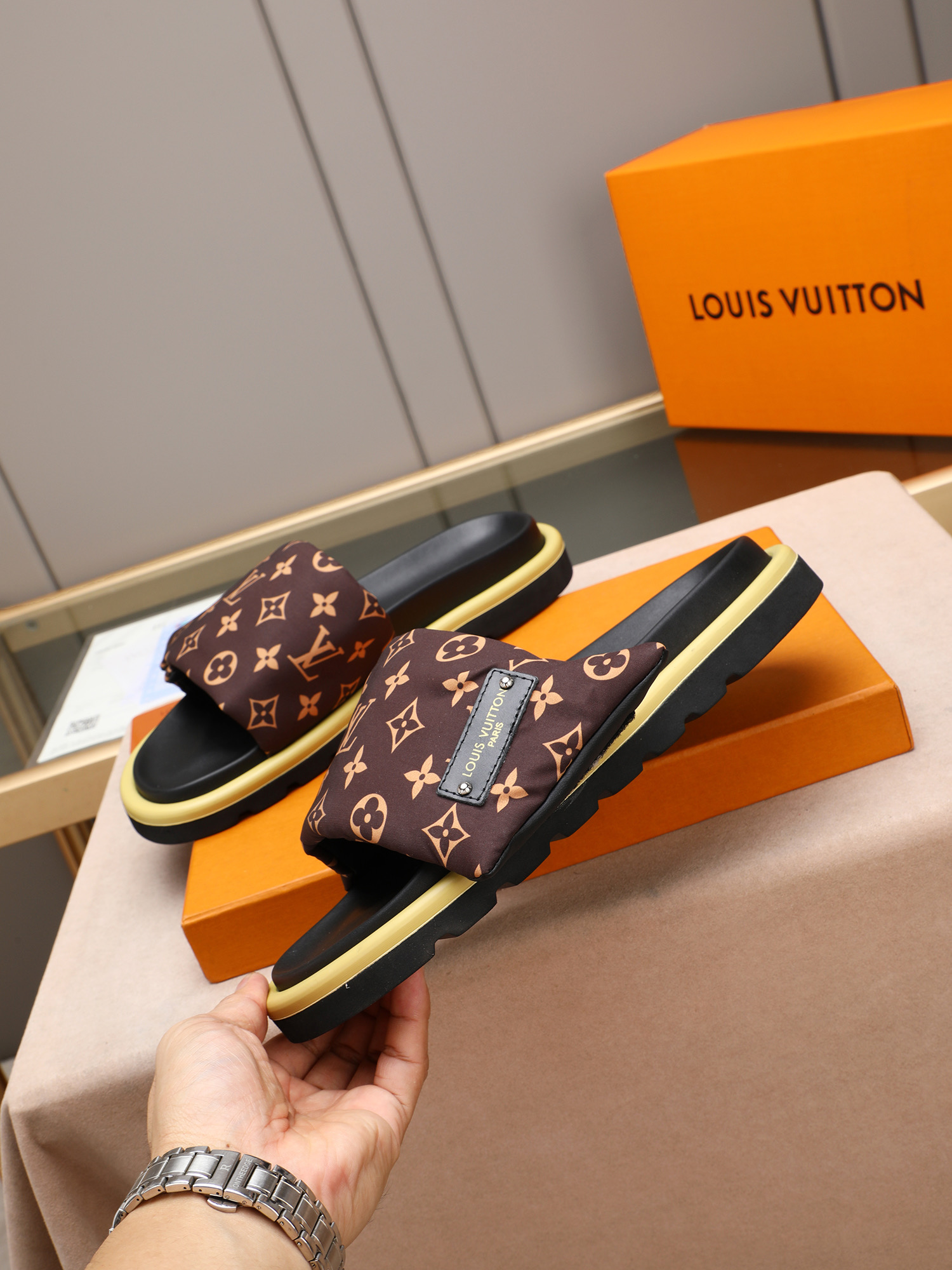 LV 一比一 Monogram 經典棕色單帶拖鞋 輕奢休閒款| 14 LV 一比一 Monogram 經典棕色單帶拖鞋 輕奢休閒款