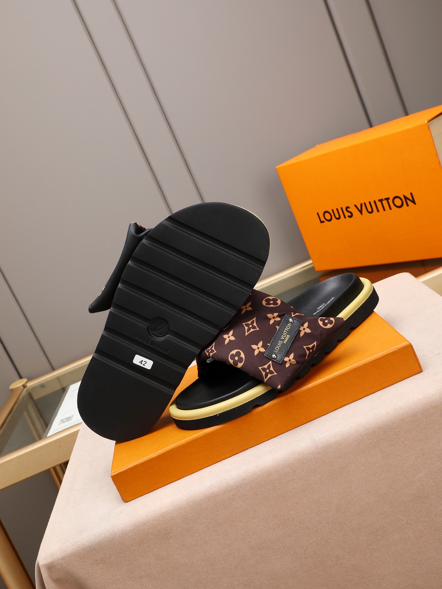 LV 一比一 Monogram 經典棕色單帶拖鞋 輕奢休閒款| 13 LV 一比一 Monogram 經典棕色單帶拖鞋 輕奢休閒款