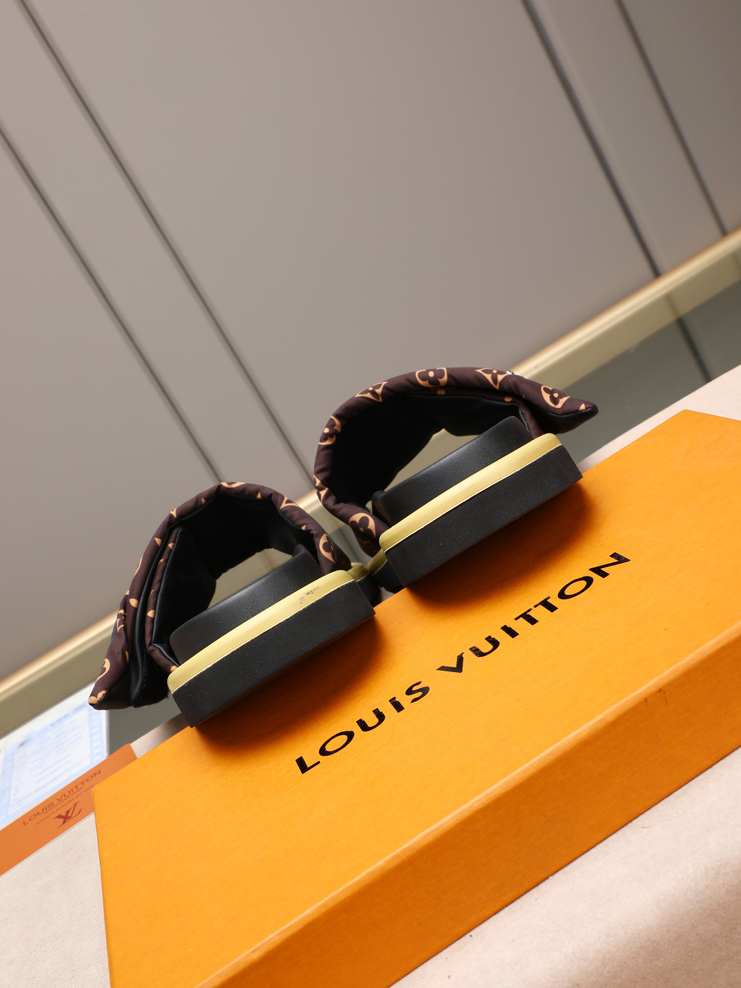 LV 一比一 Monogram 經典棕色單帶拖鞋 輕奢休閒款| 11 LV 一比一 Monogram 經典棕色單帶拖鞋 輕奢休閒款