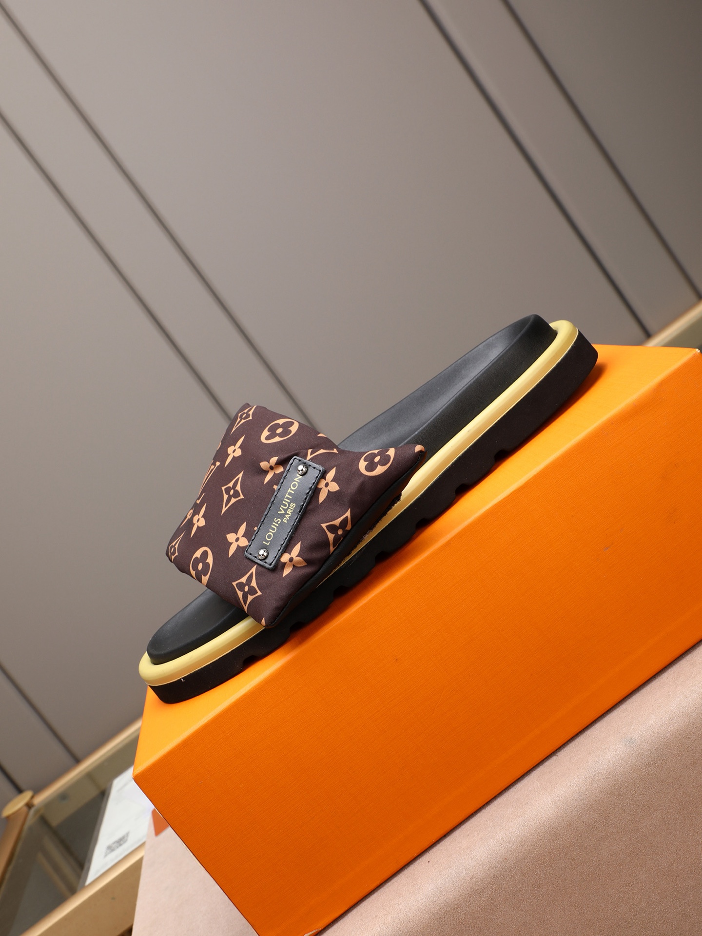 LV 一比一 Monogram 經典棕色單帶拖鞋 輕奢休閒款| 10 LV 一比一 Monogram 經典棕色單帶拖鞋 輕奢休閒款